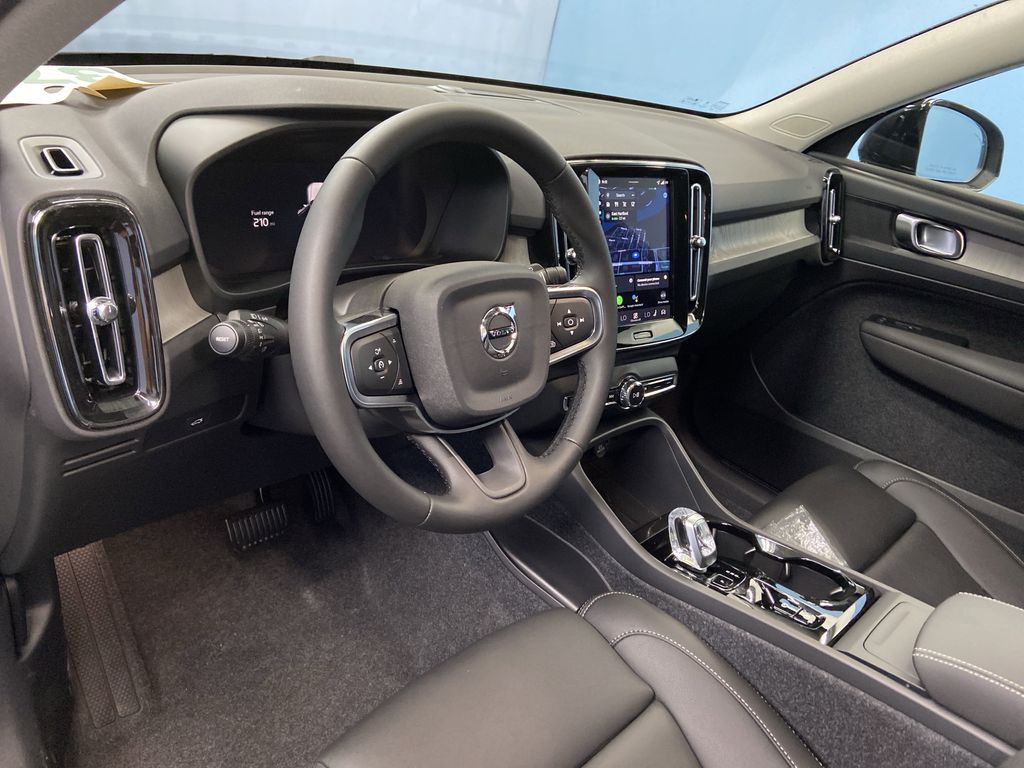 2026 Volvo XC40 Plus - Photo 11