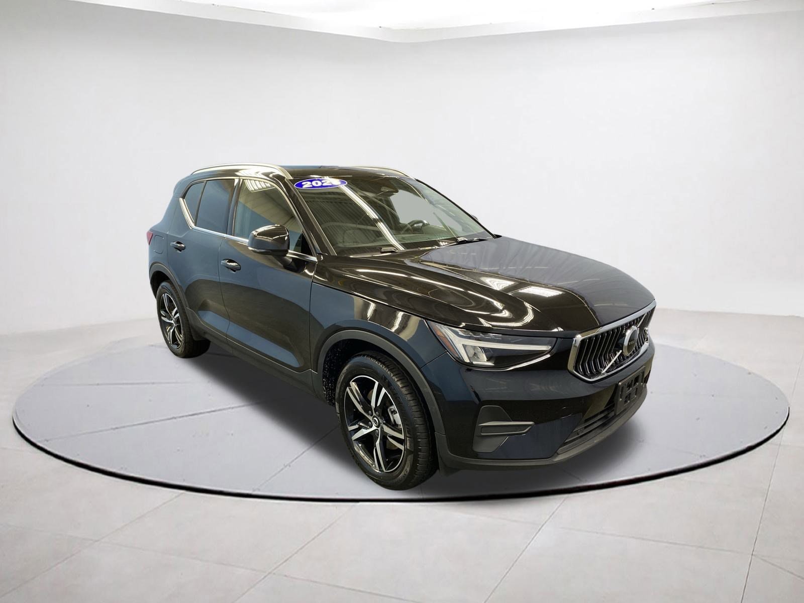 2025 Volvo XC40 SUV 