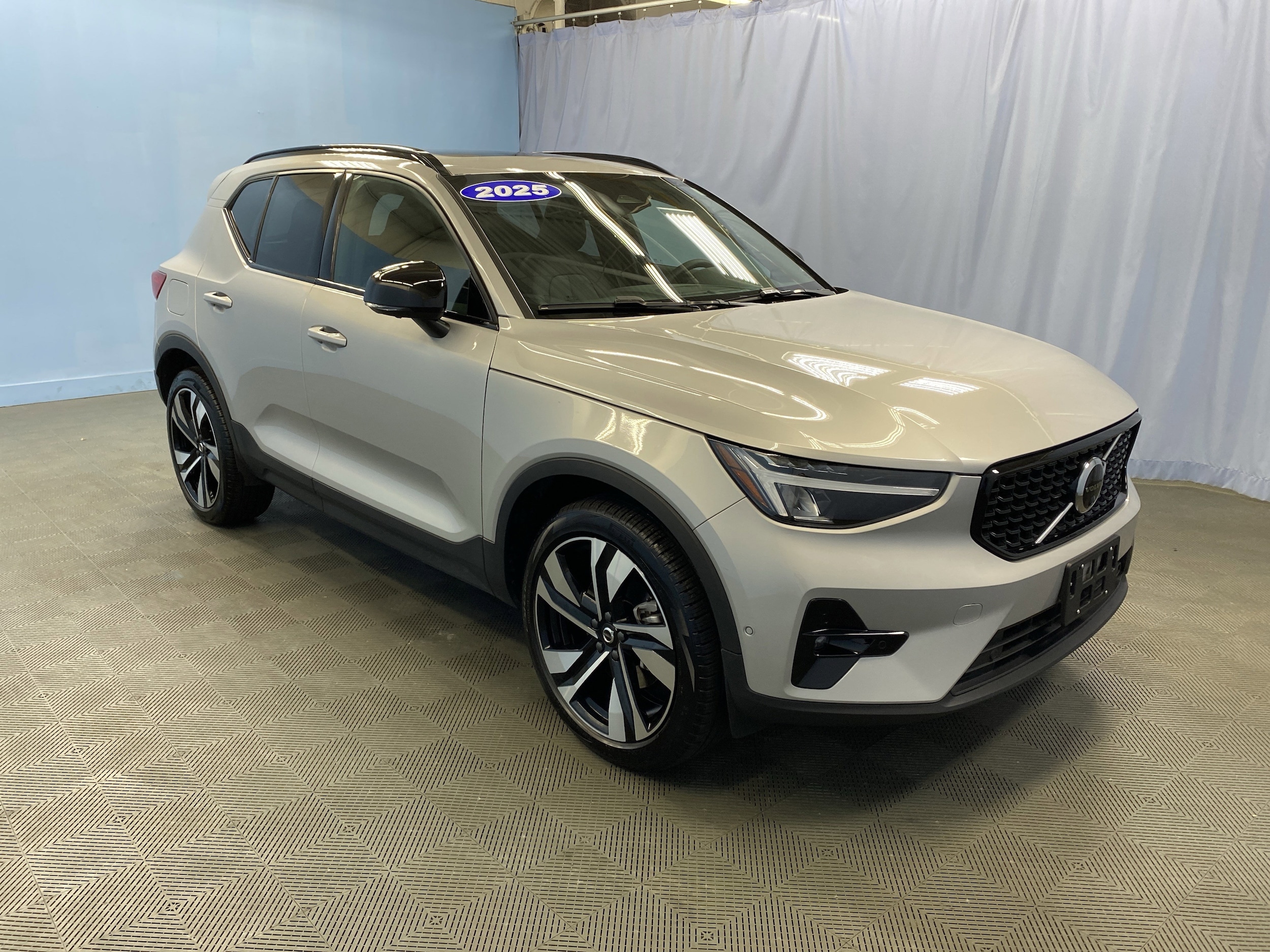 2025 Volvo XC40 SUV 