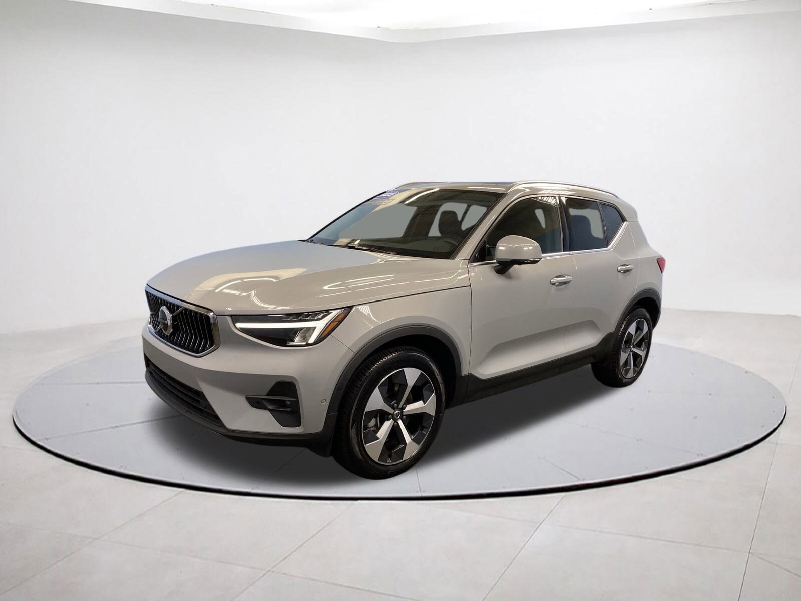 2025 Volvo XC40 Plus photo 3