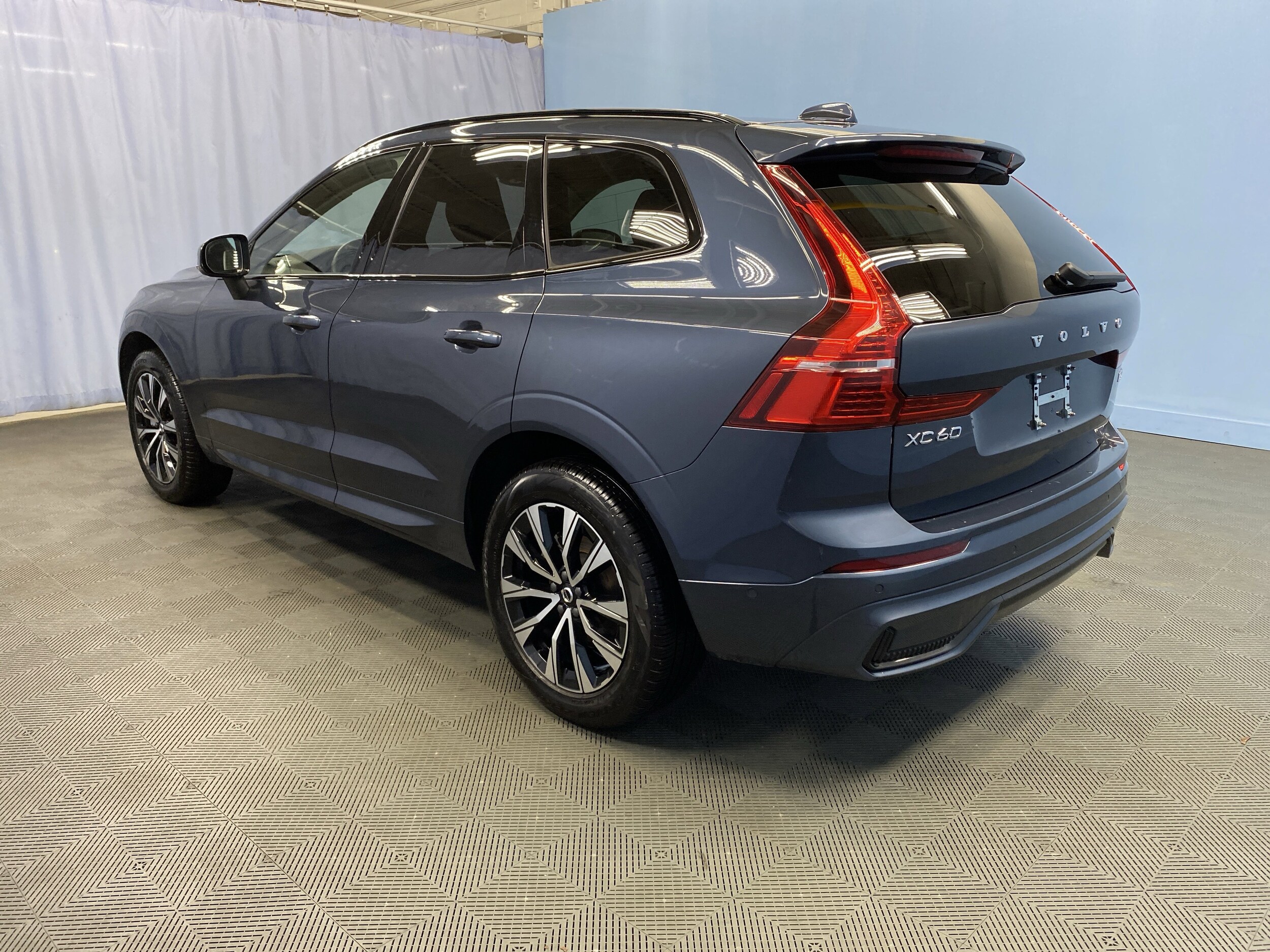 2025 Volvo XC60 Plus photo 3