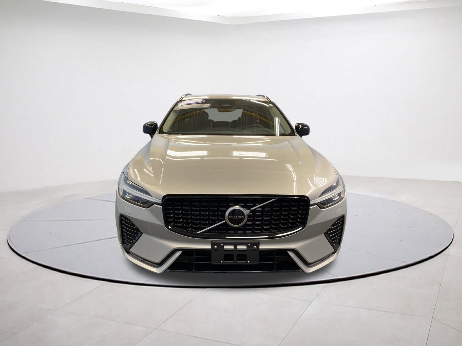 2025 Volvo XC60 Core photo 2