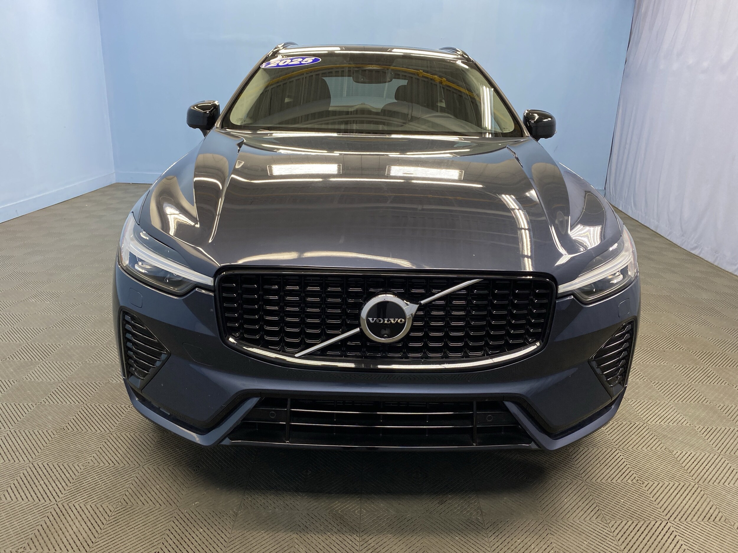 2025 Volvo XC60 Plus photo 2