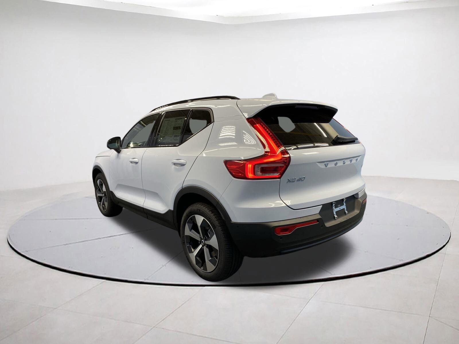 2026 Volvo XC40 Plus photo 4