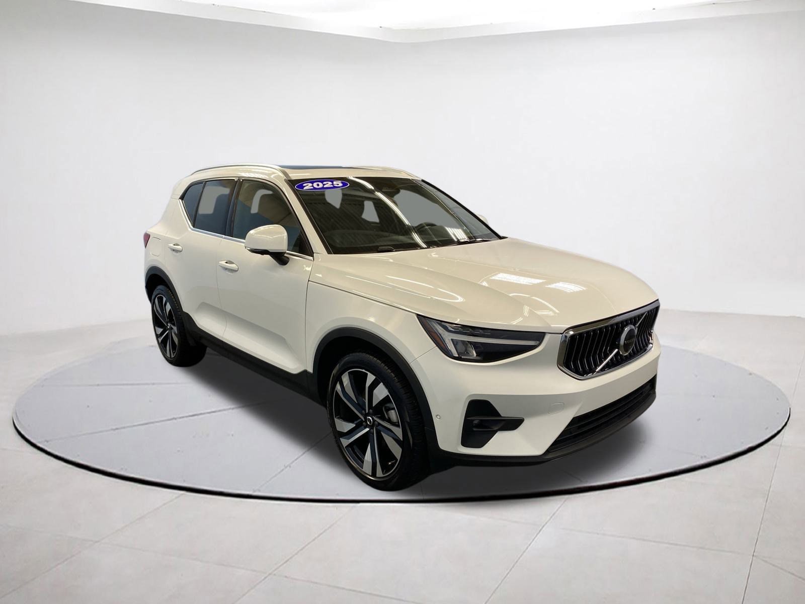 2025 Volvo XC40 Plus's photo