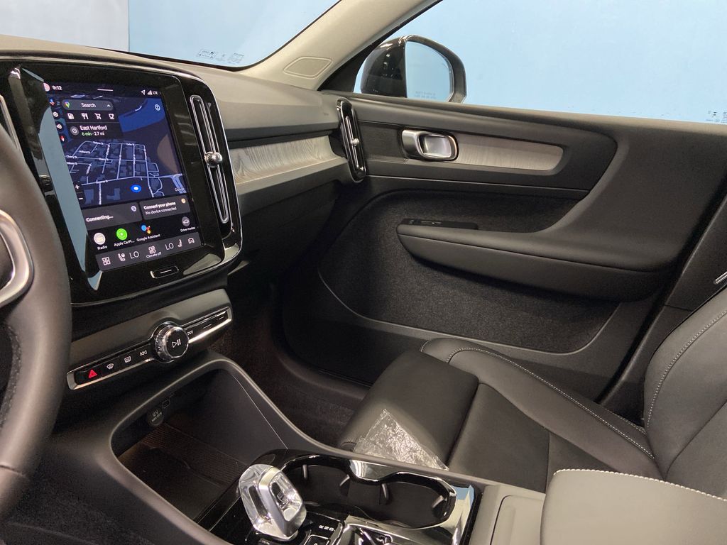 2026 Volvo XC40 Plus - Photo 13