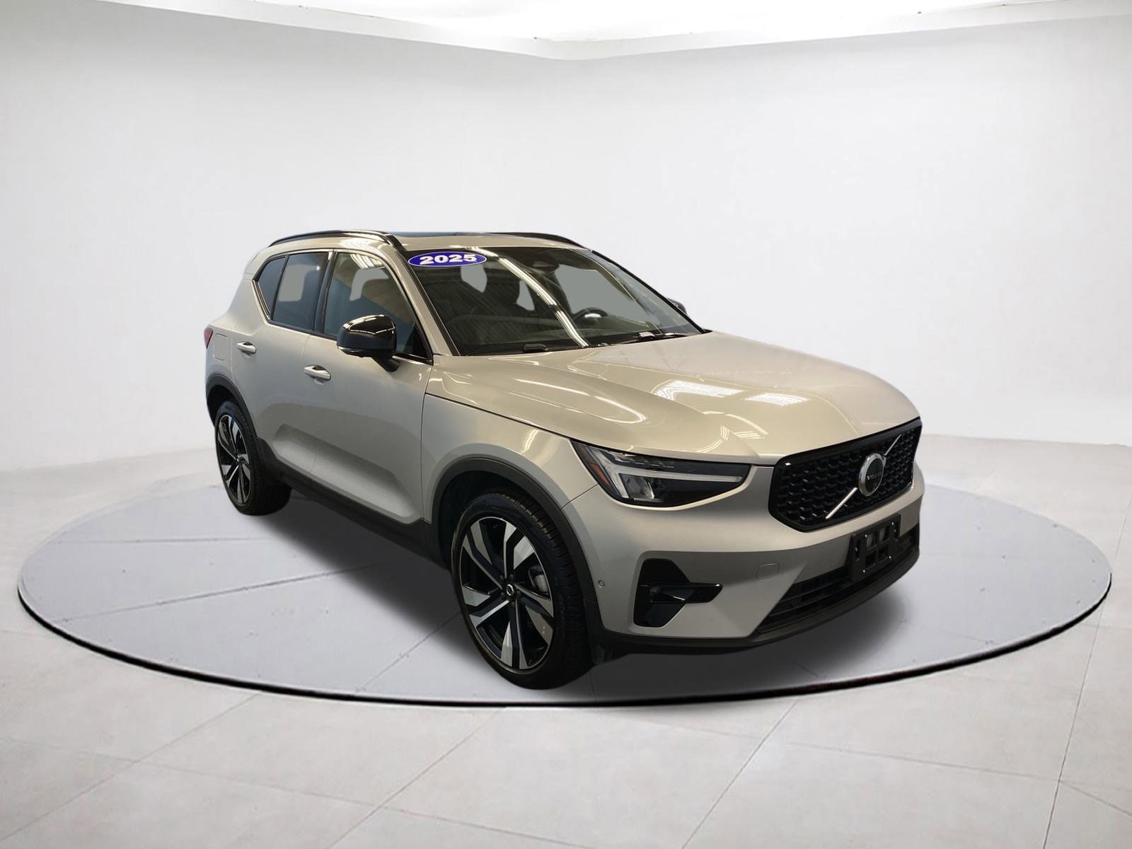 2025 Volvo XC40 SUV 