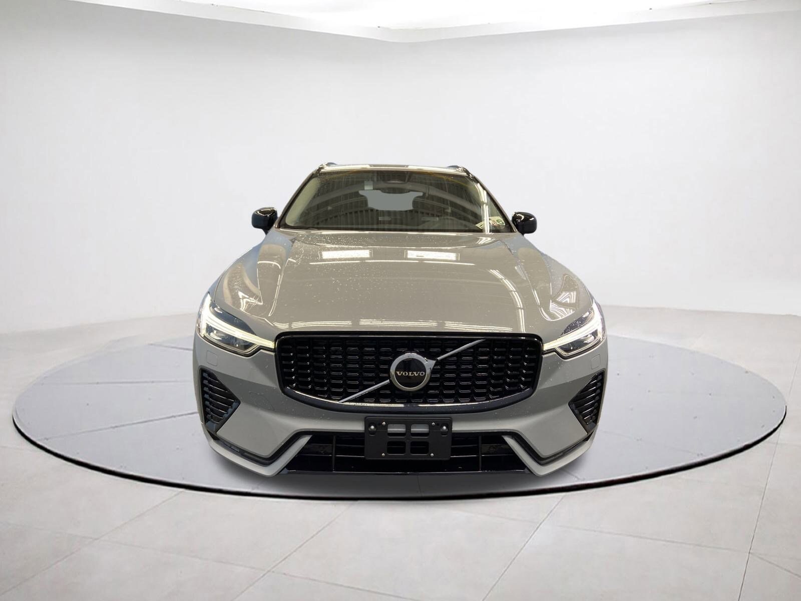 2025 Volvo XC60 B5 Core photo 2