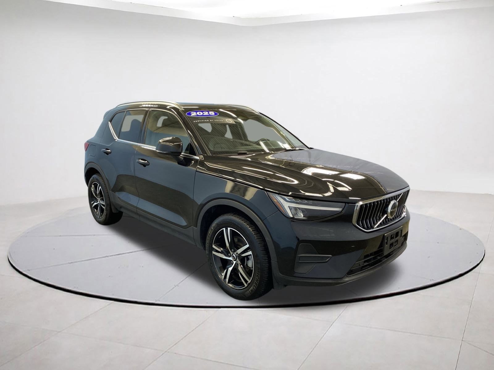2025 Volvo XC40 Core's photo