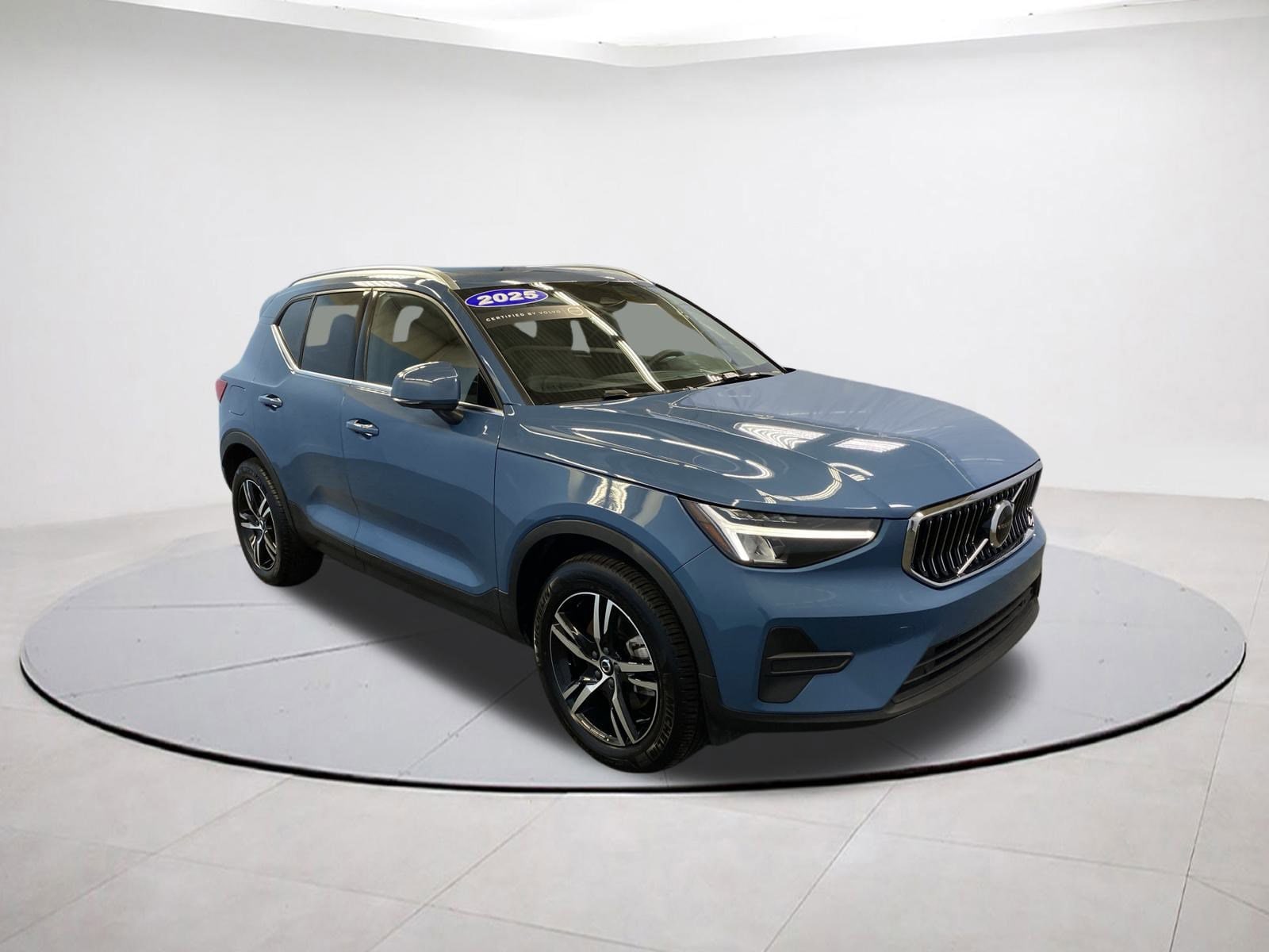 2025 Volvo XC40 SUV 