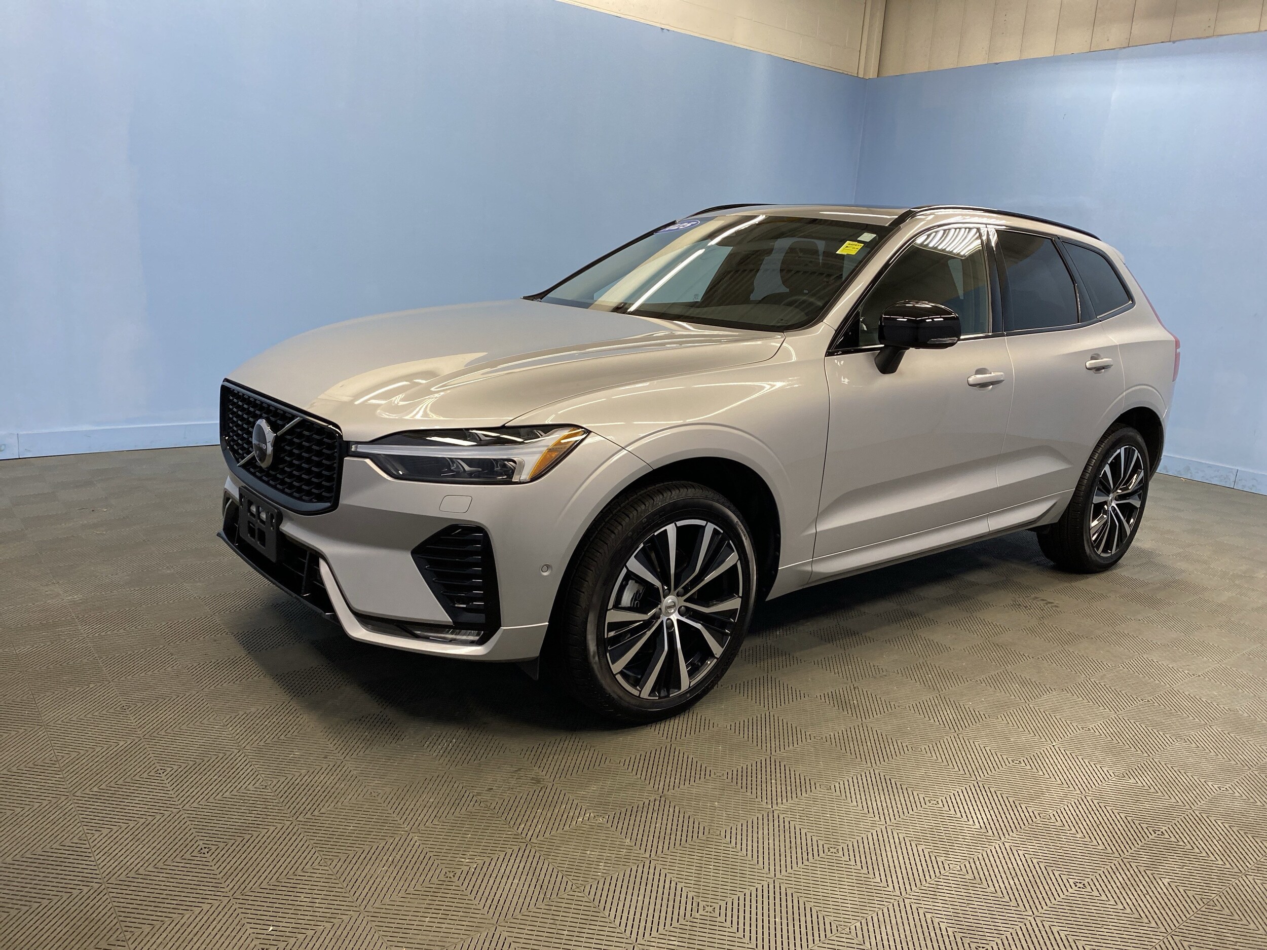 2025 Volvo XC60 Plus photo 3