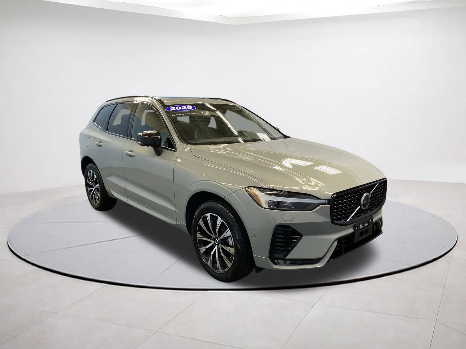 2025 Volvo XC60 Plus's photo