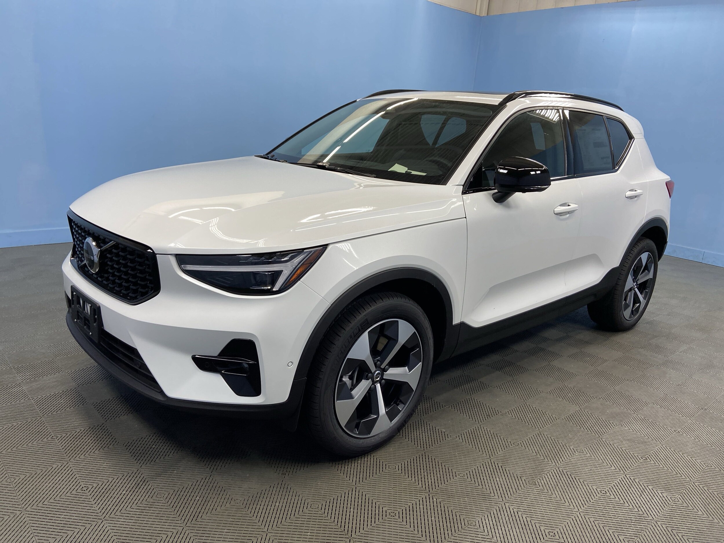 2026 Volvo XC40 Plus photo 3