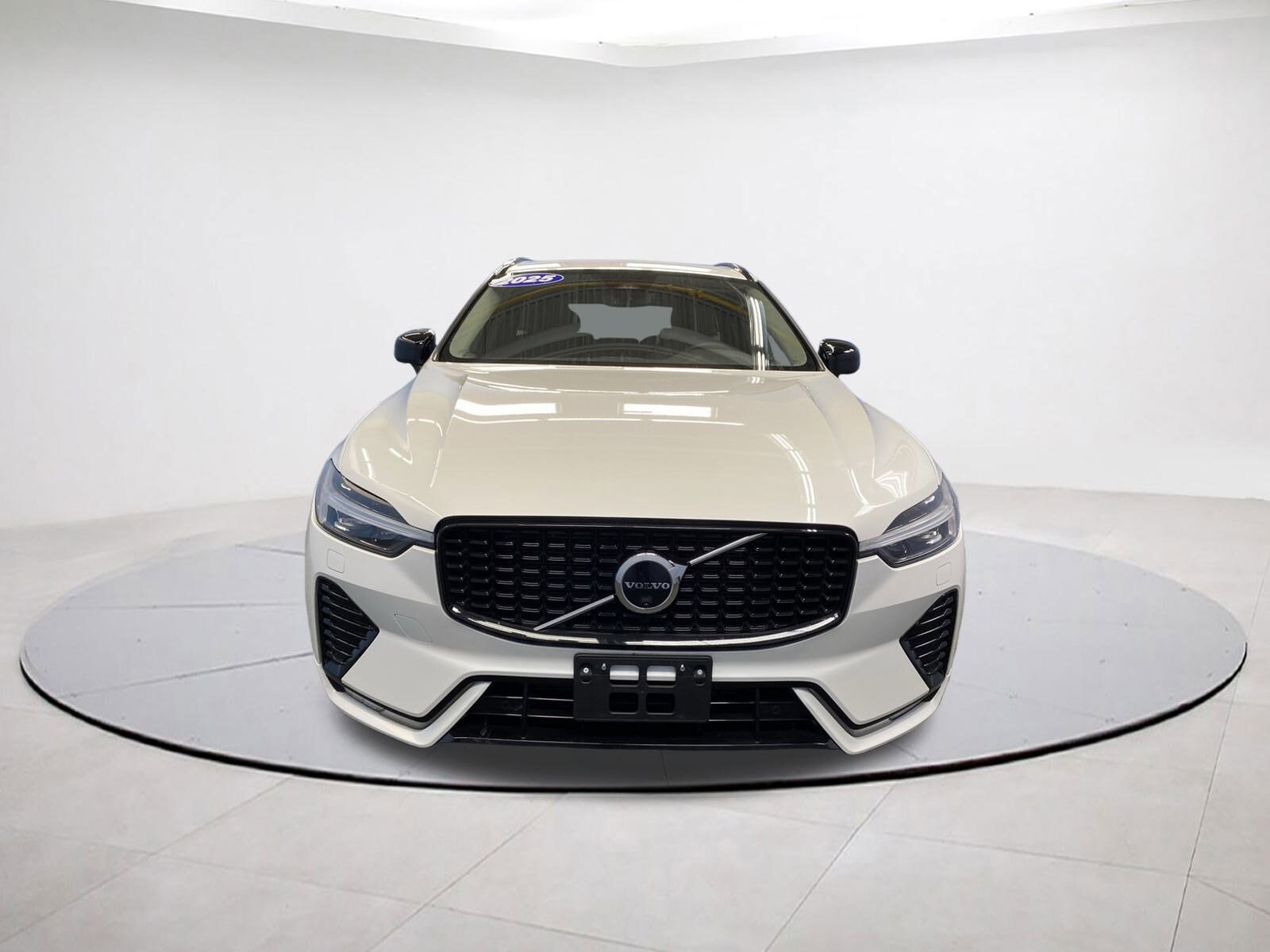 2025 Volvo XC60 Plus photo 2