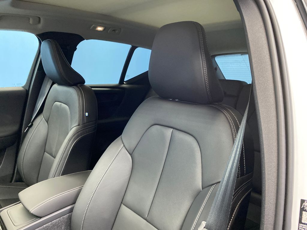 2026 Volvo XC40 Plus - Photo 9