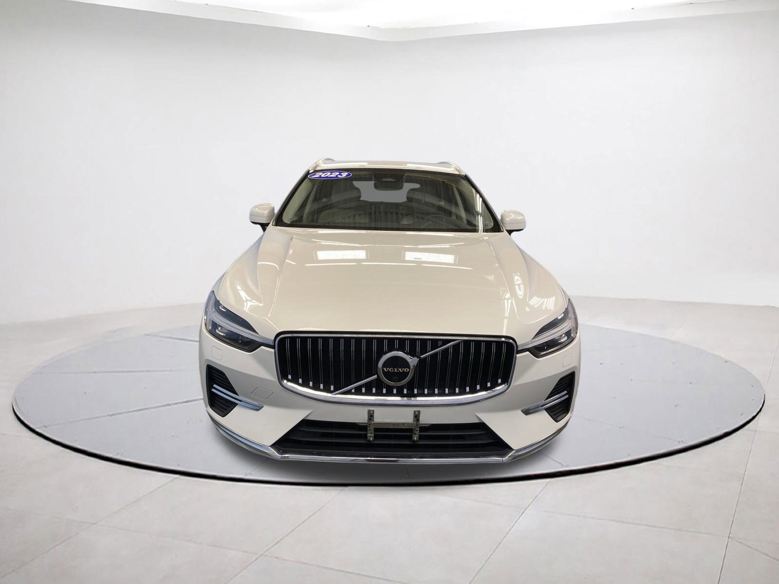 2023 Volvo XC60 B5 Plus photo 2