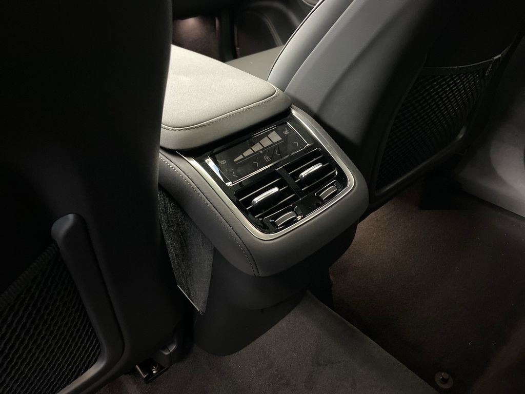 2026 Volvo XC90 Plus - Photo 17
