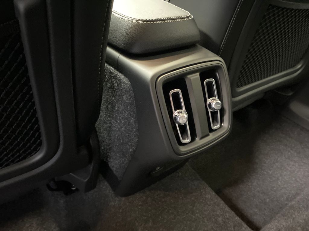 2026 Volvo XC40 Plus - Photo 17