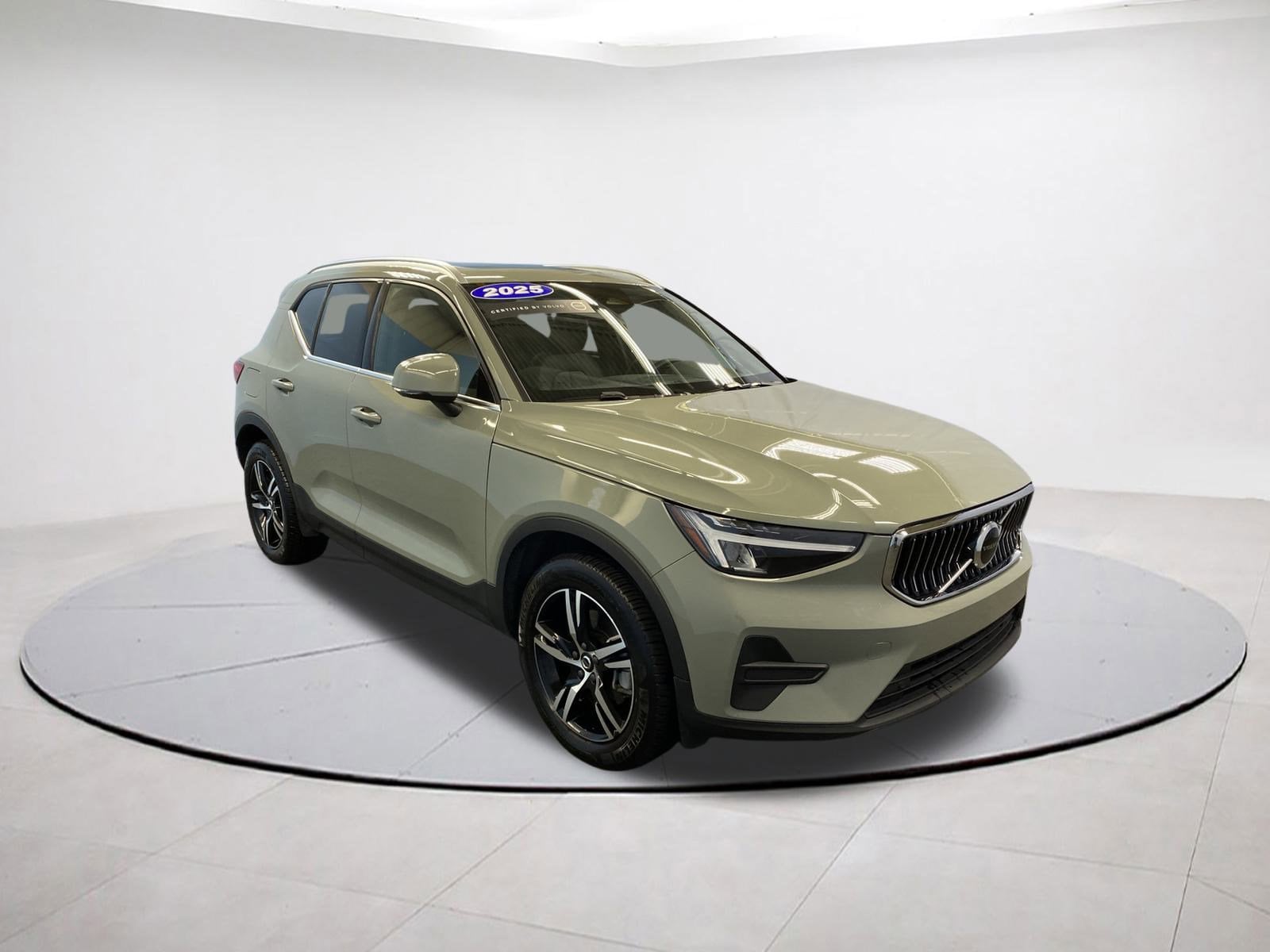 2025 Volvo XC40 SUV 