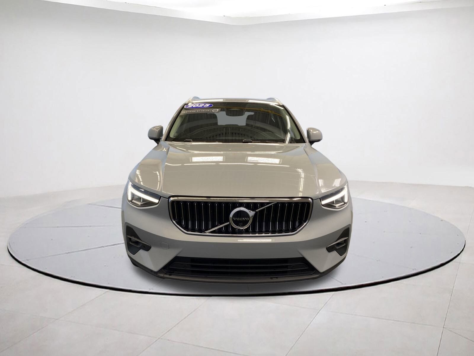 2025 Volvo XC40 Plus photo 2