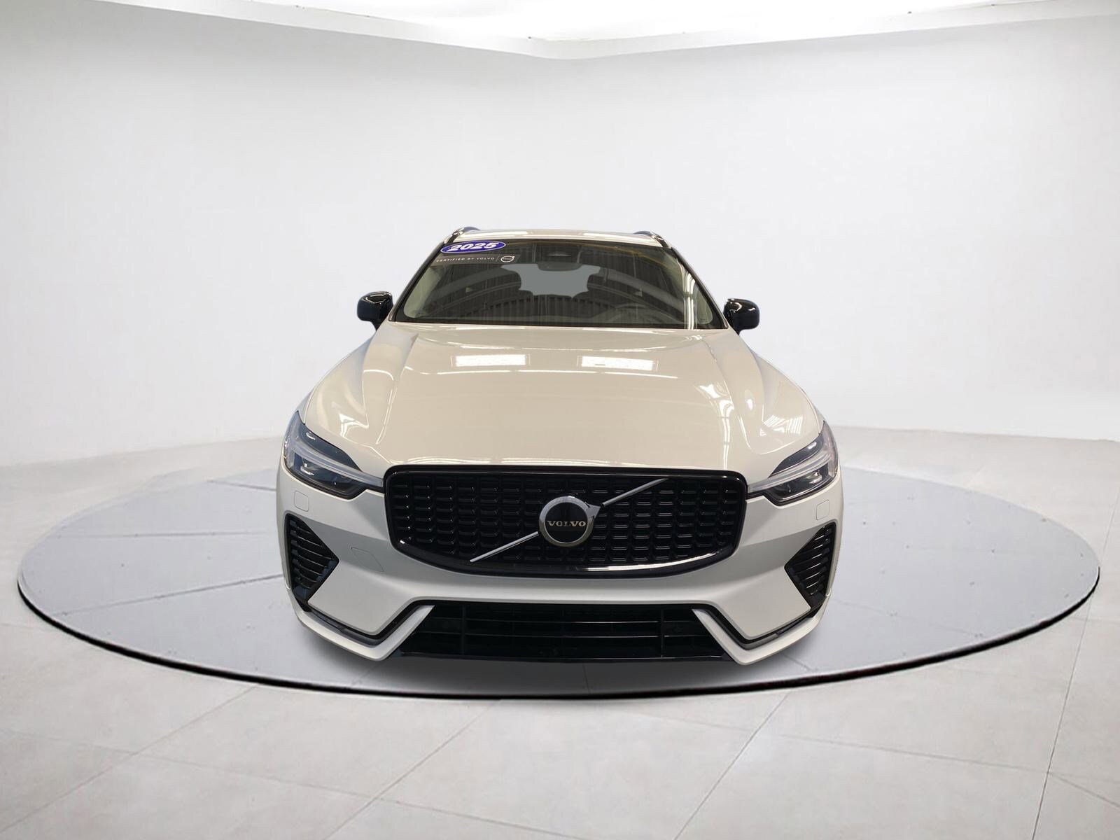 2025 Volvo XC60 Core photo 2