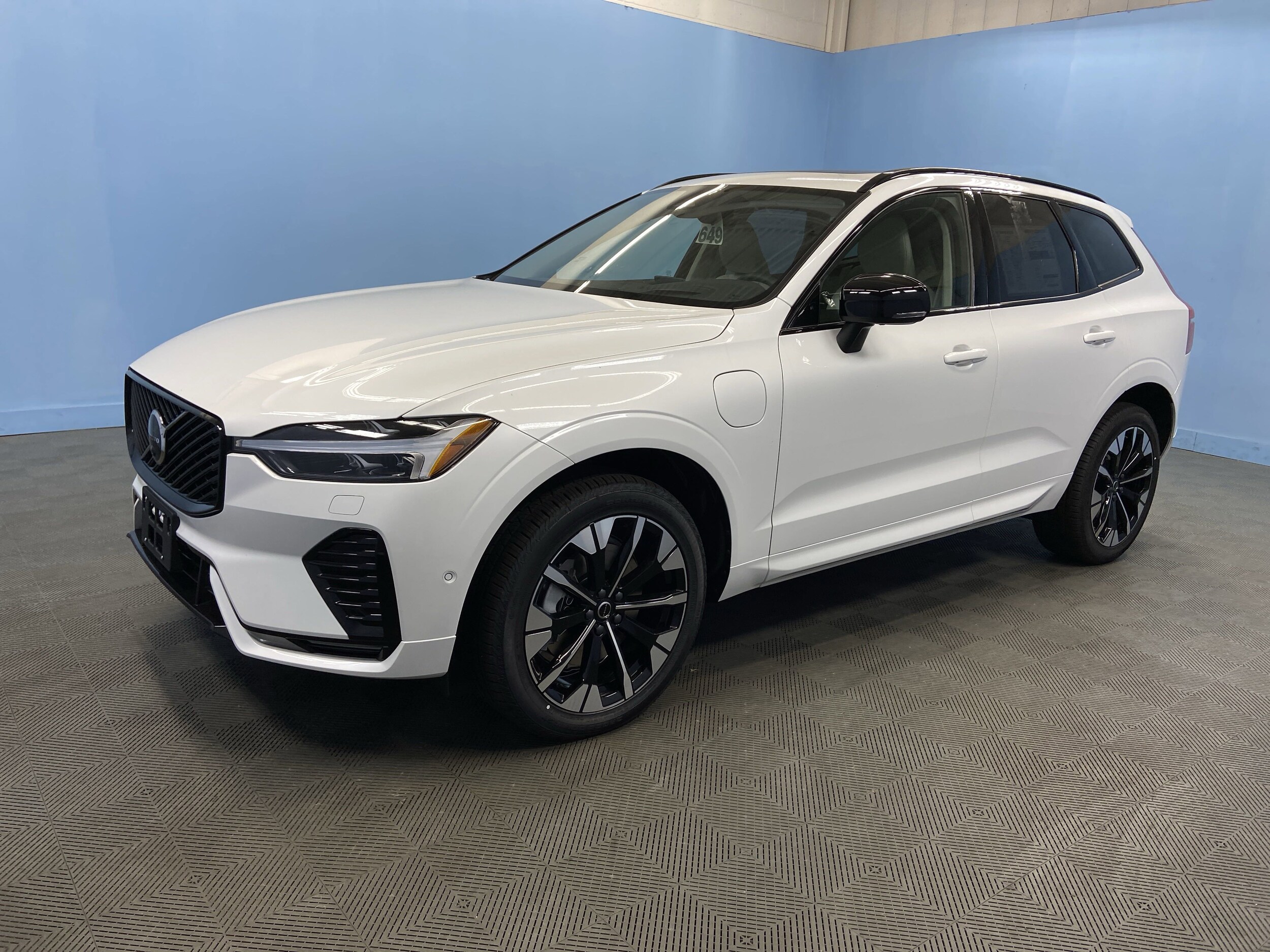 2026 Volvo XC60 Hybrid T8 photo 3