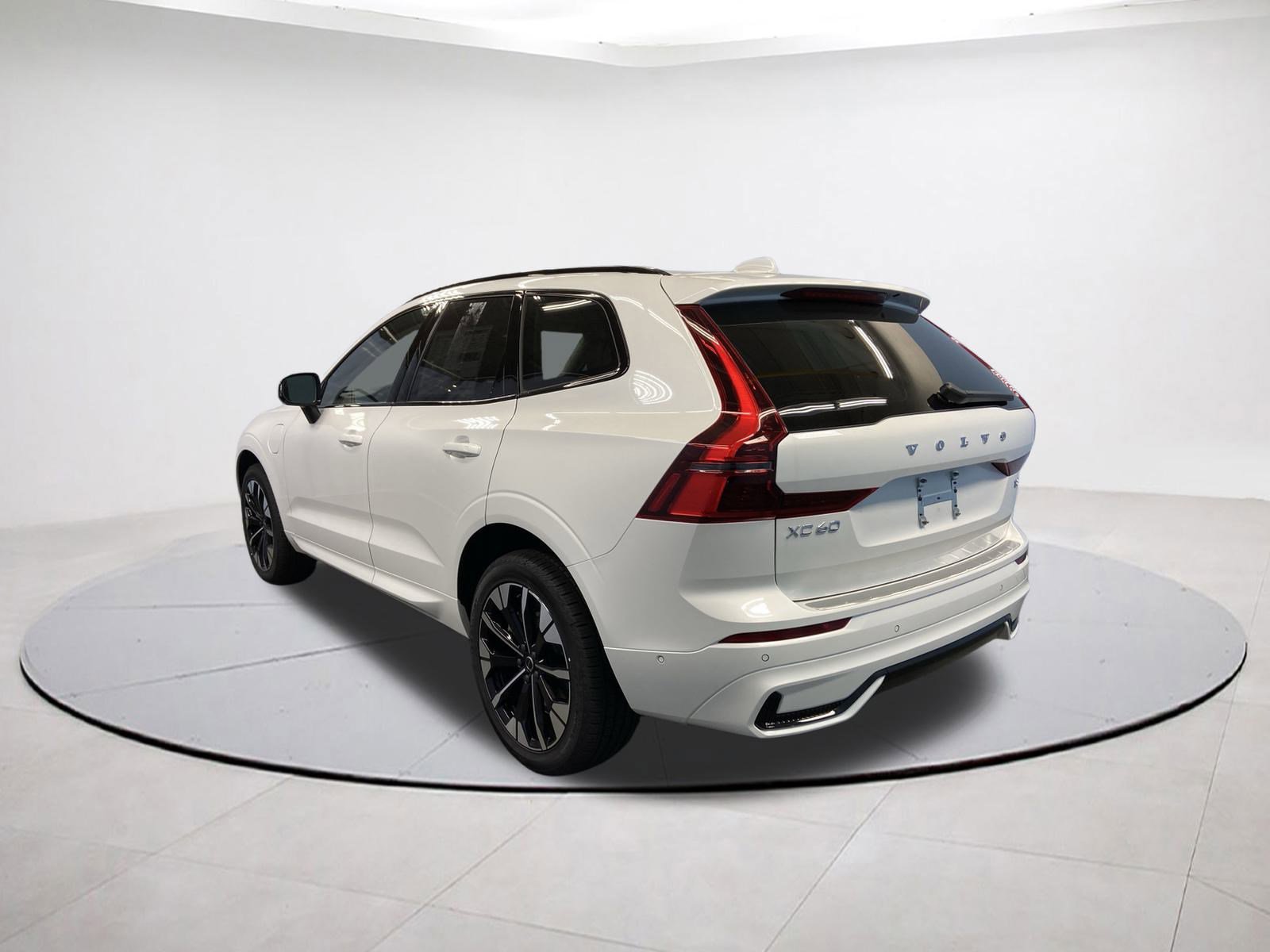2026 Volvo XC60 Hybrid T8 photo 4