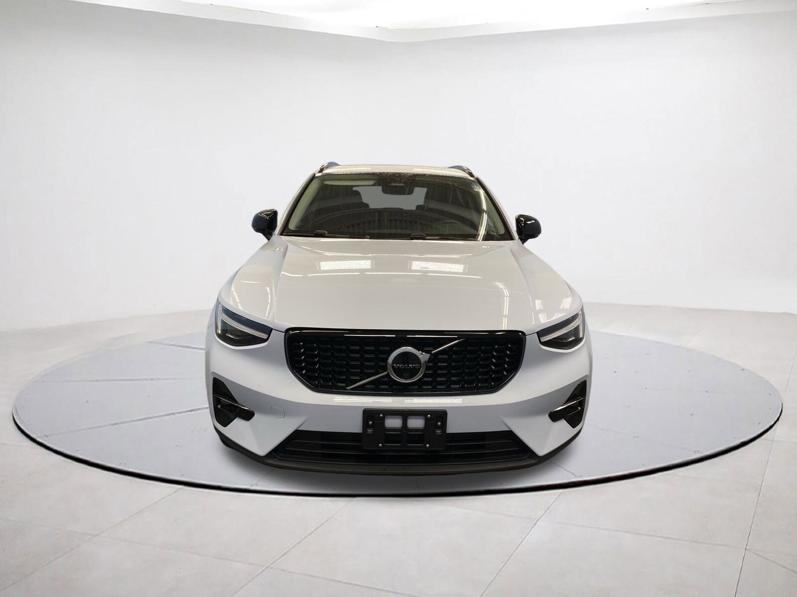 2026 Volvo XC40 Plus photo 2