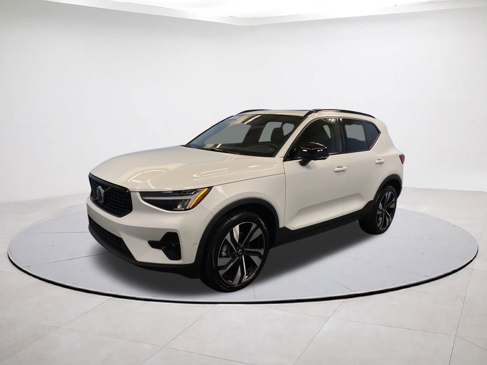 2025 Volvo XC40 Plus photo 3