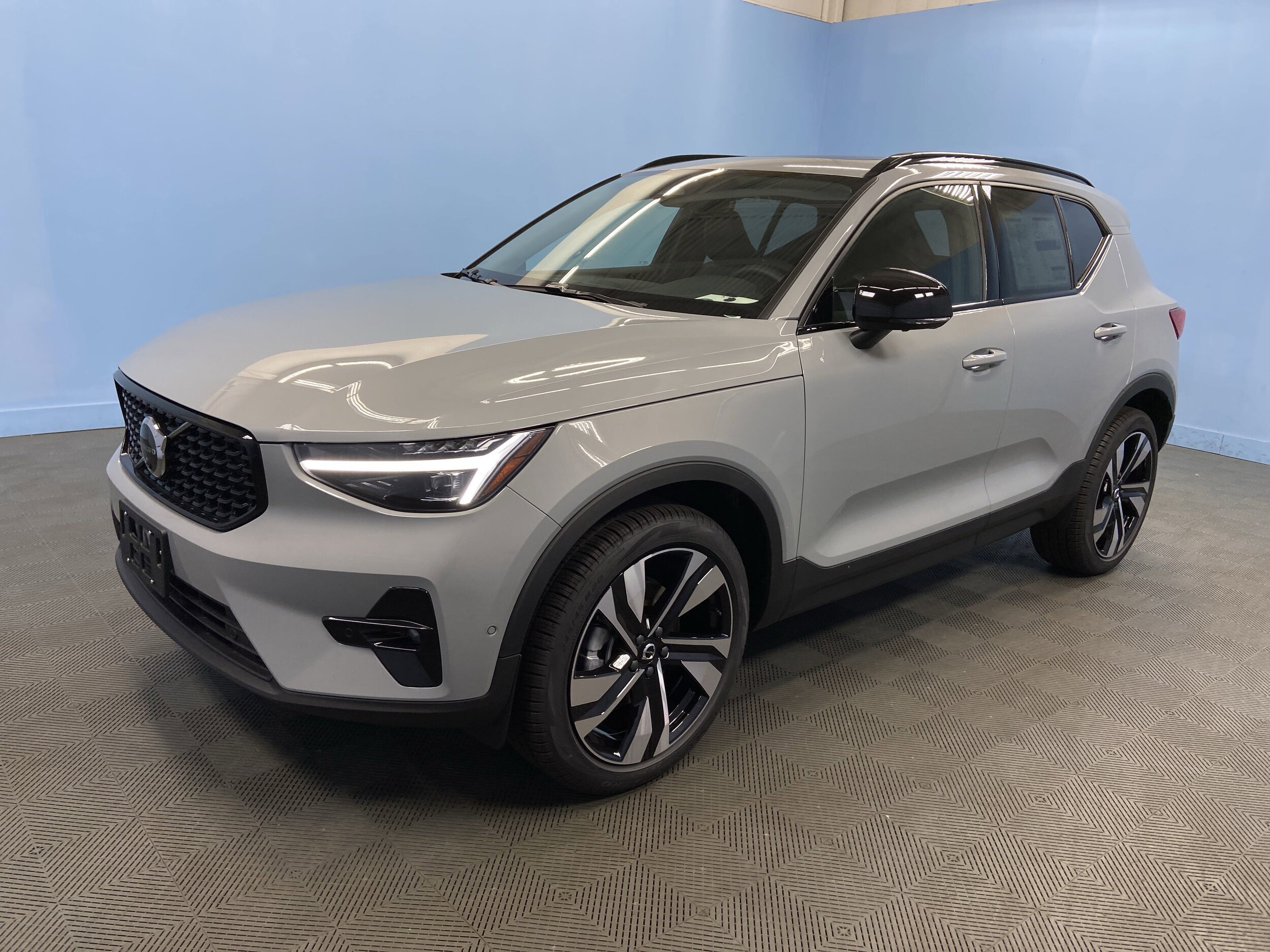 2026 Volvo XC40 photo 2