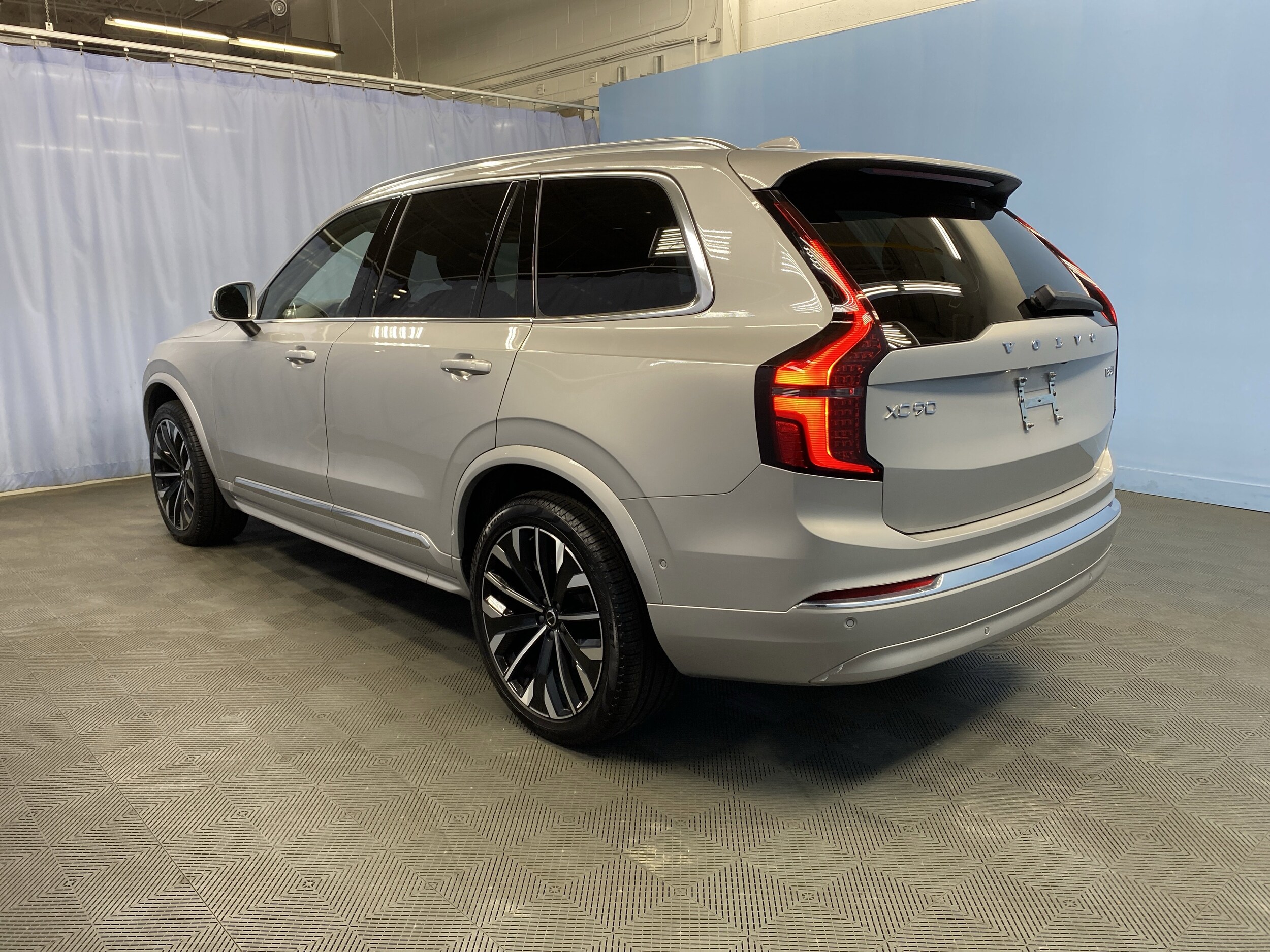 2025 Volvo XC90 Plus photo 2