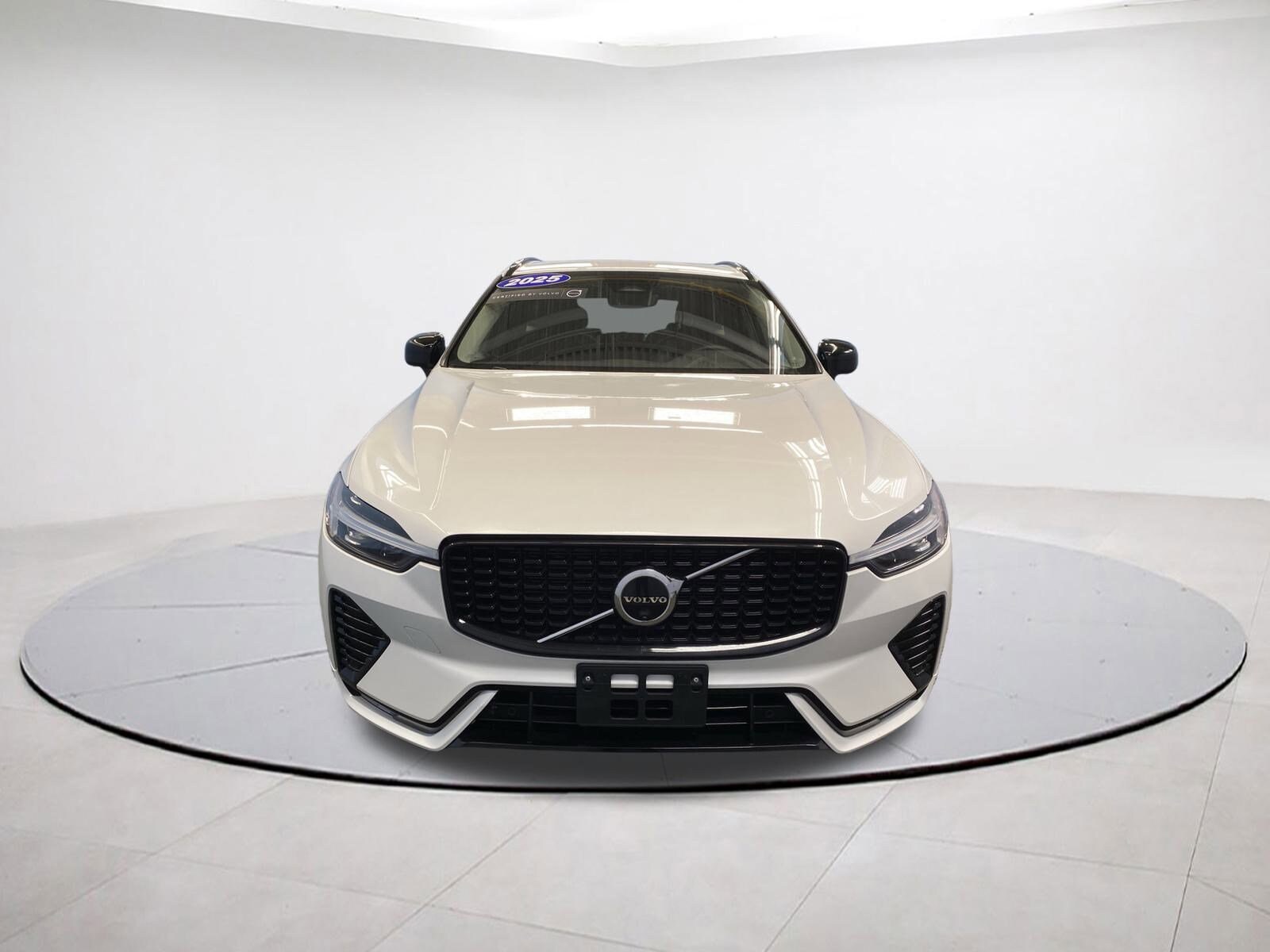 2025 Volvo XC60 Plus photo 2