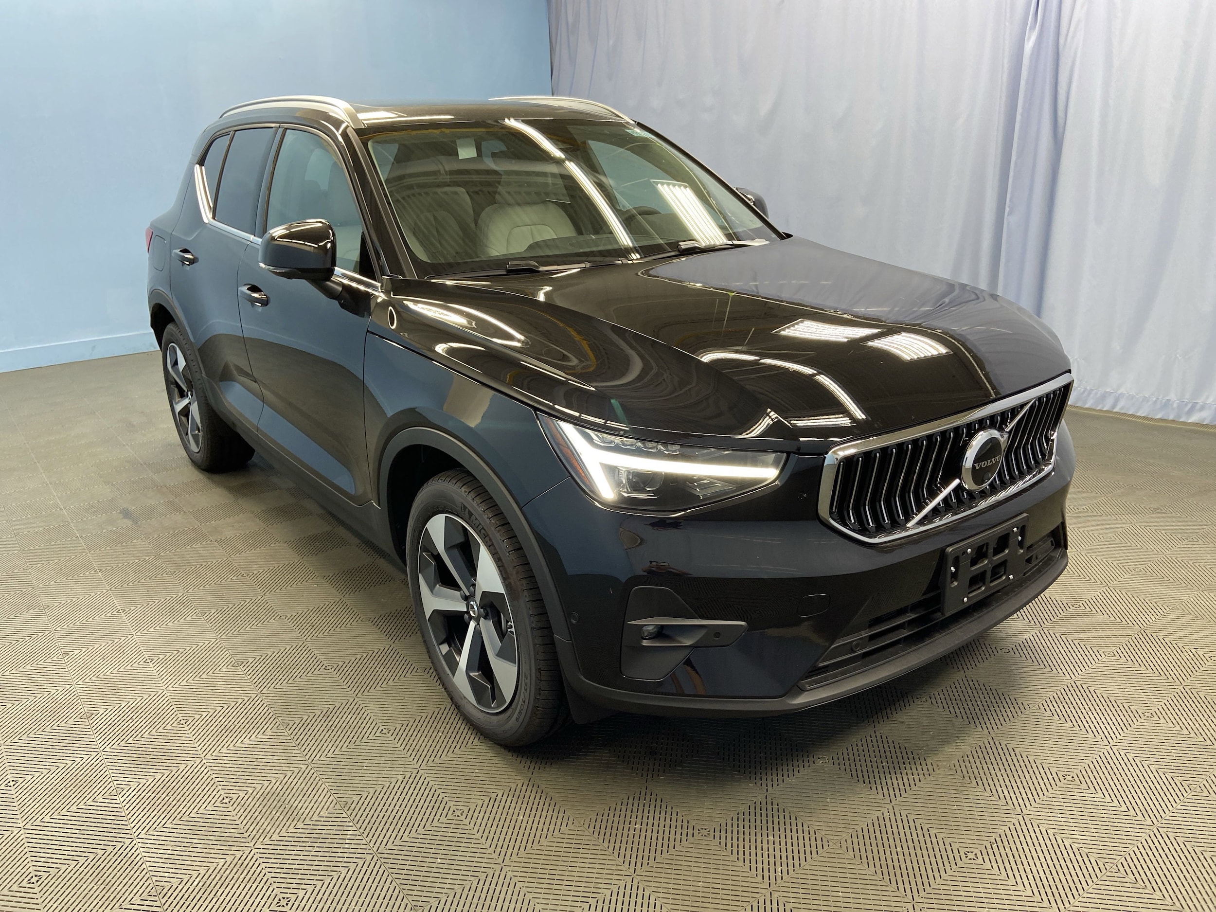 2025 Volvo XC40 SUV 