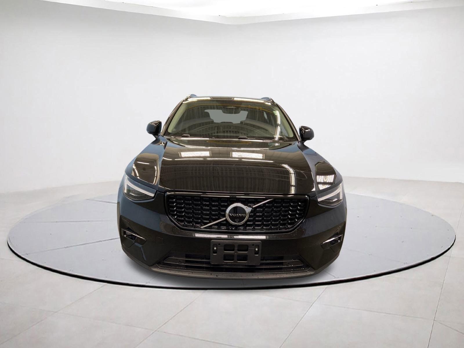 2026 Volvo XC40 Plus photo 2