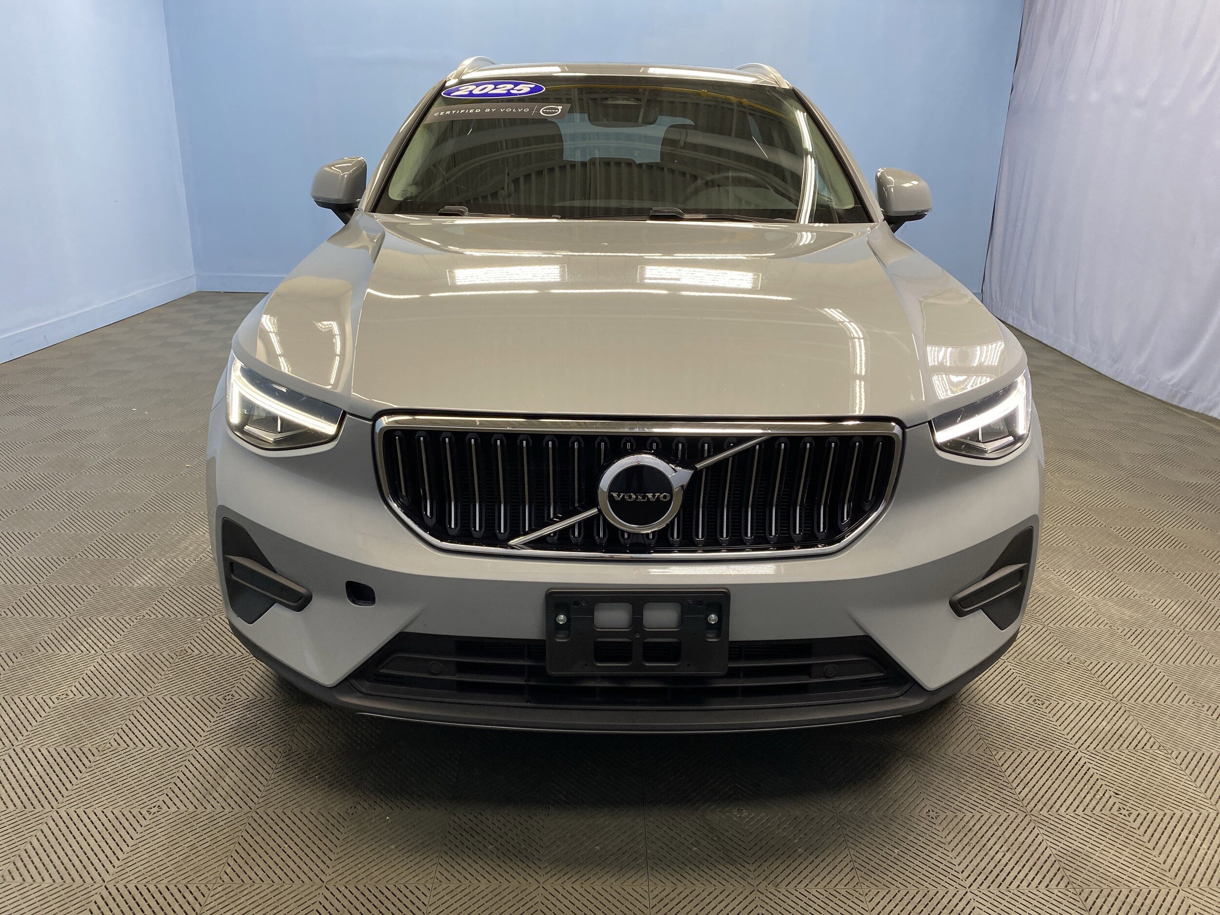 2025 Volvo XC40 Core photo 2