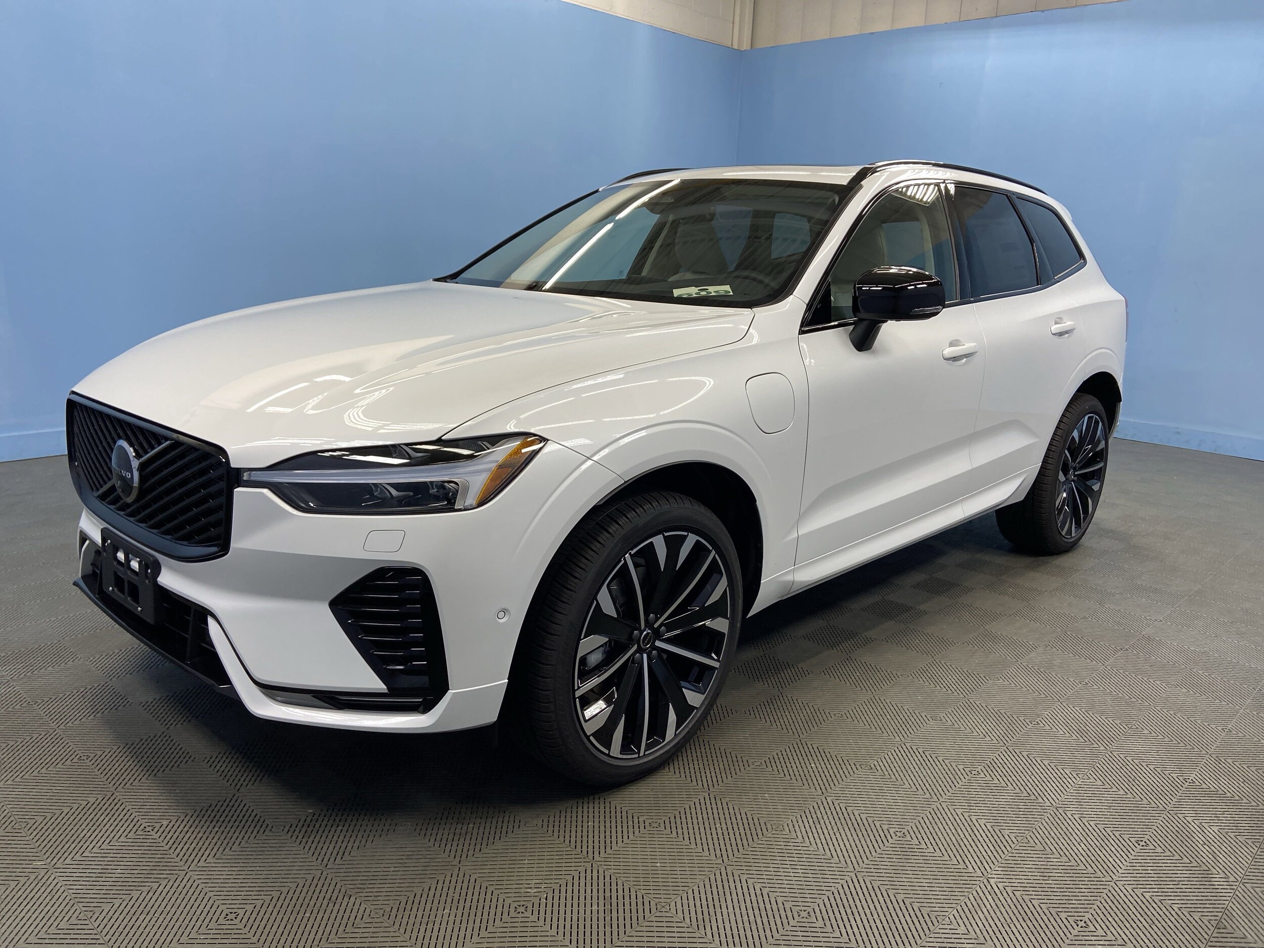 2026 Volvo XC60 Hybrid T8 photo 3
