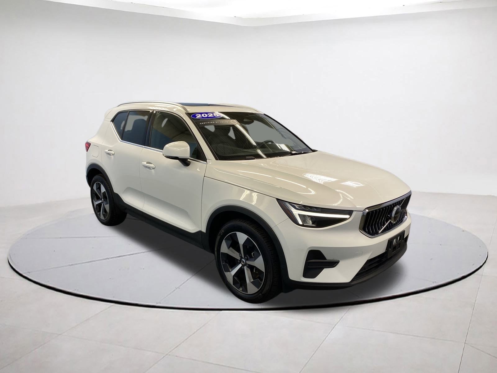 2025 Volvo XC40 SUV 