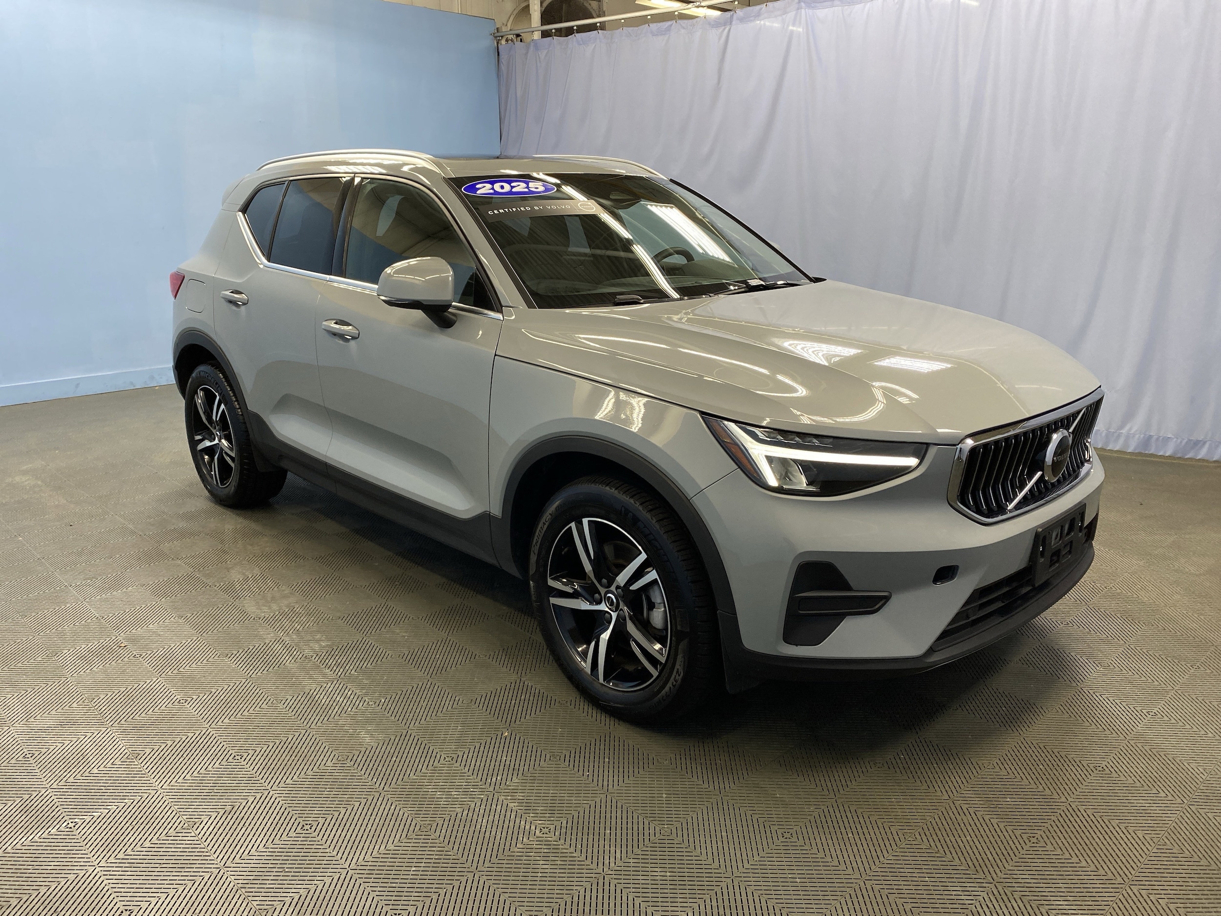 2025 Volvo XC40 SUV 