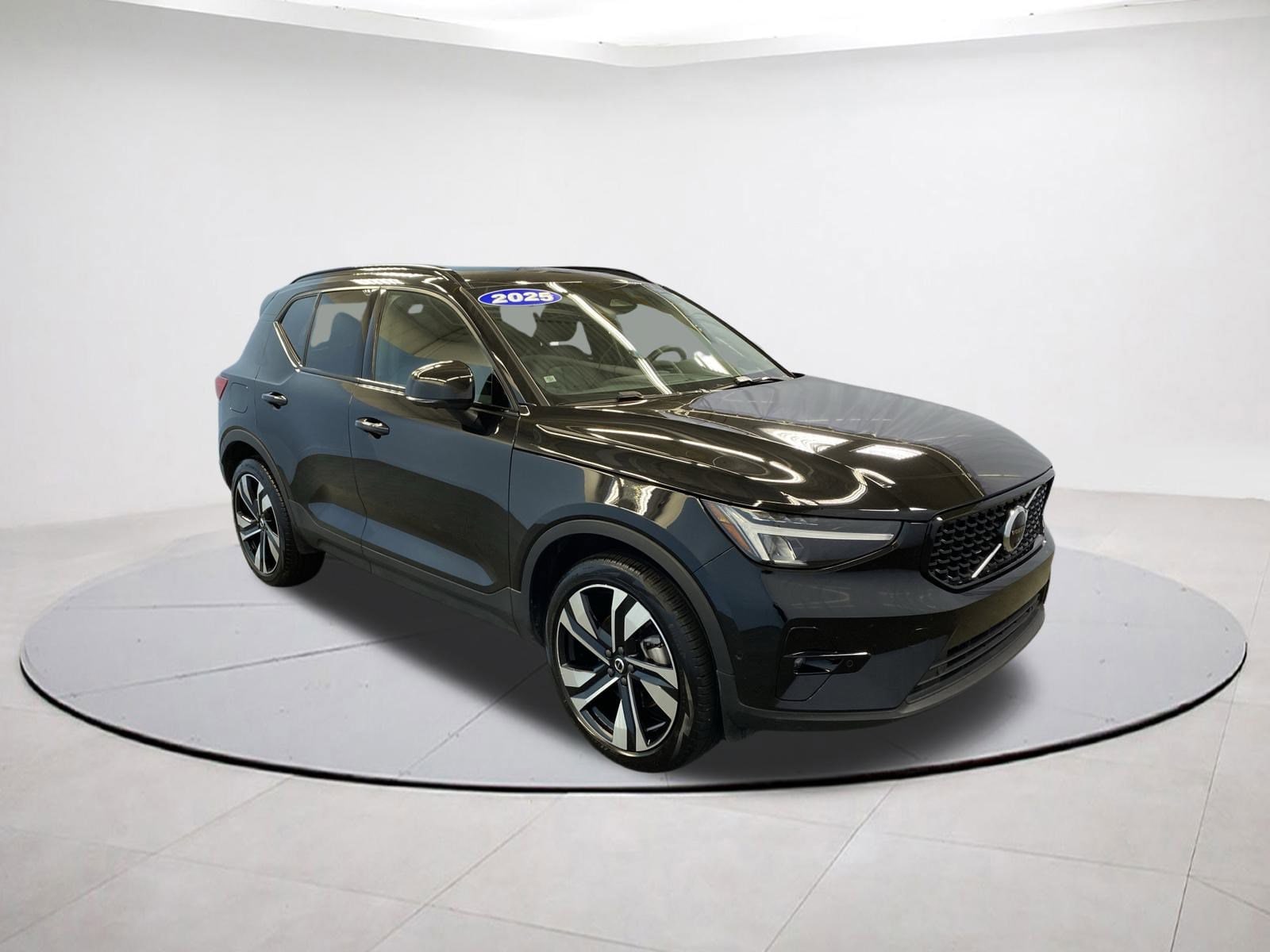 2025 Volvo XC40 SUV 