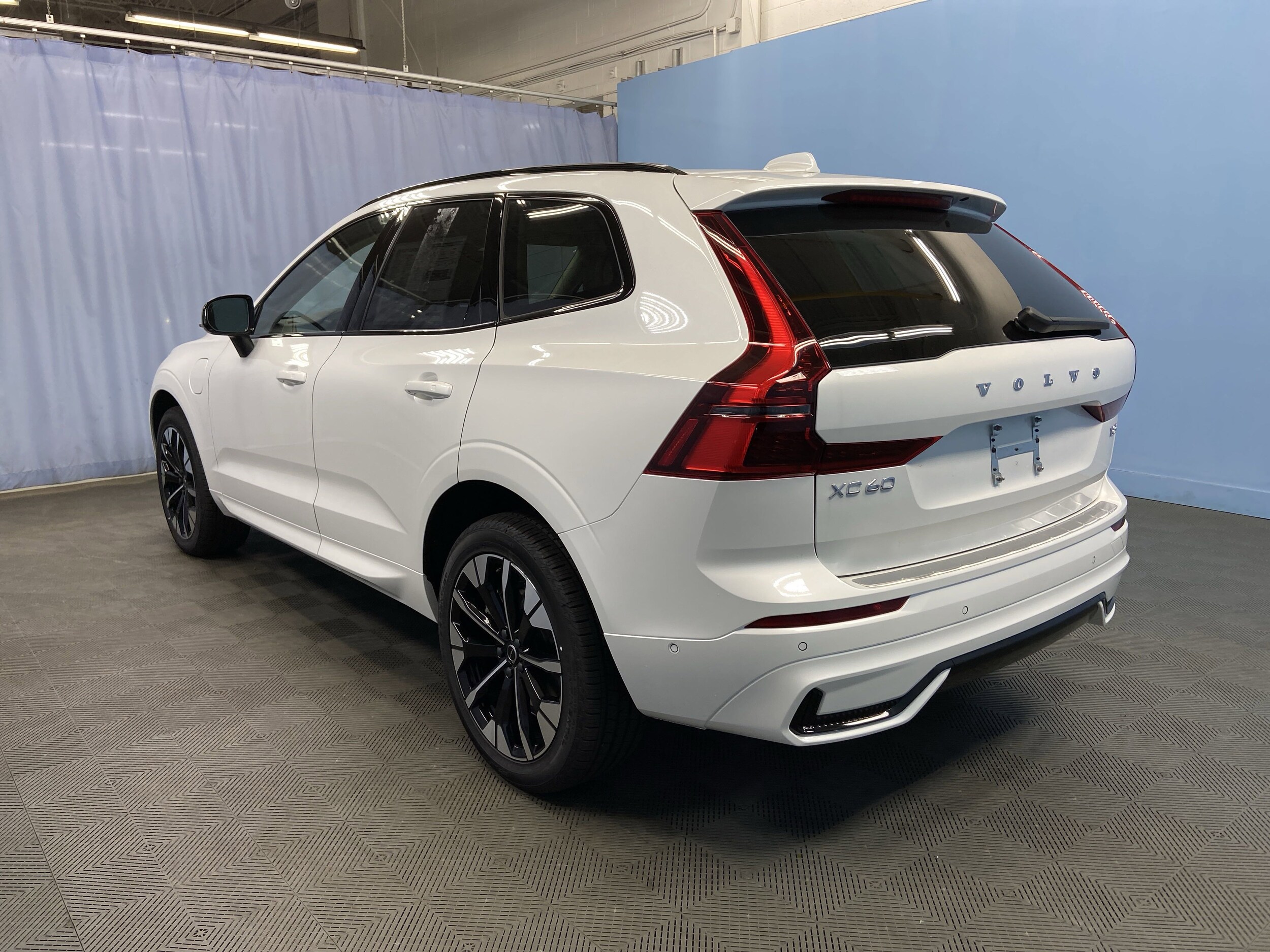 2026 Volvo XC60 Hybrid T8 photo 4