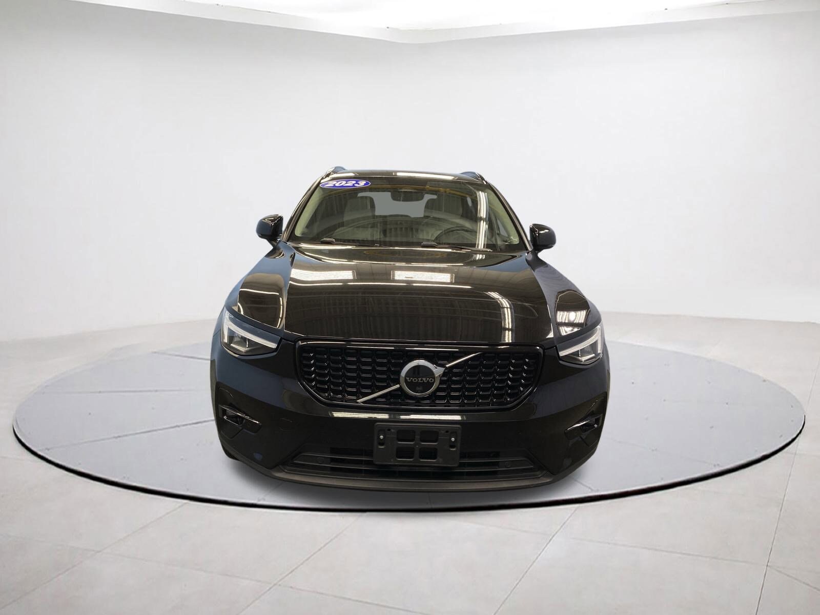2023 Volvo XC40 Plus photo 2