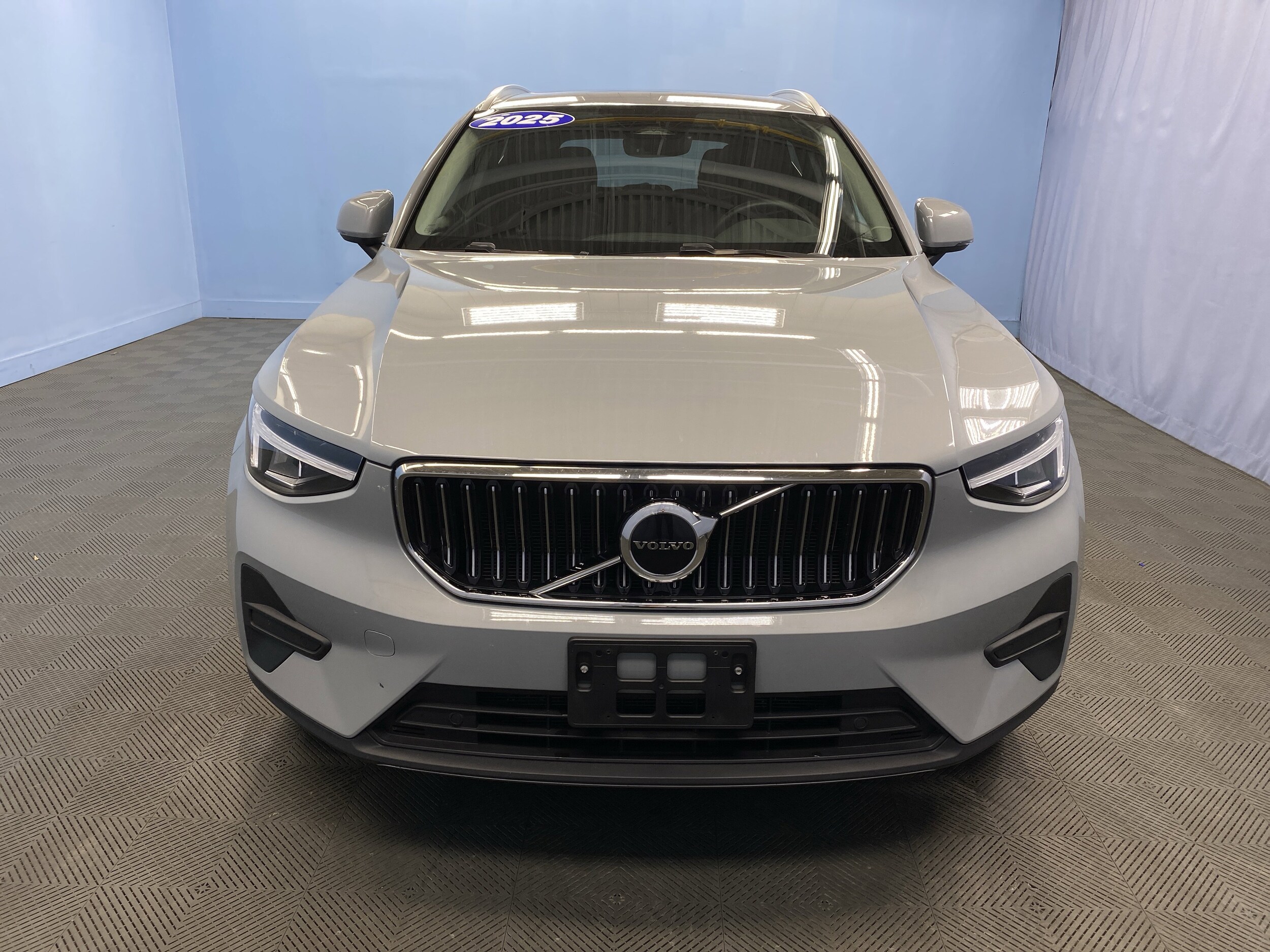 2025 Volvo XC40 Core photo 2