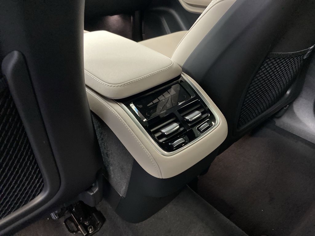 2026 Volvo XC90 Core - Photo 17