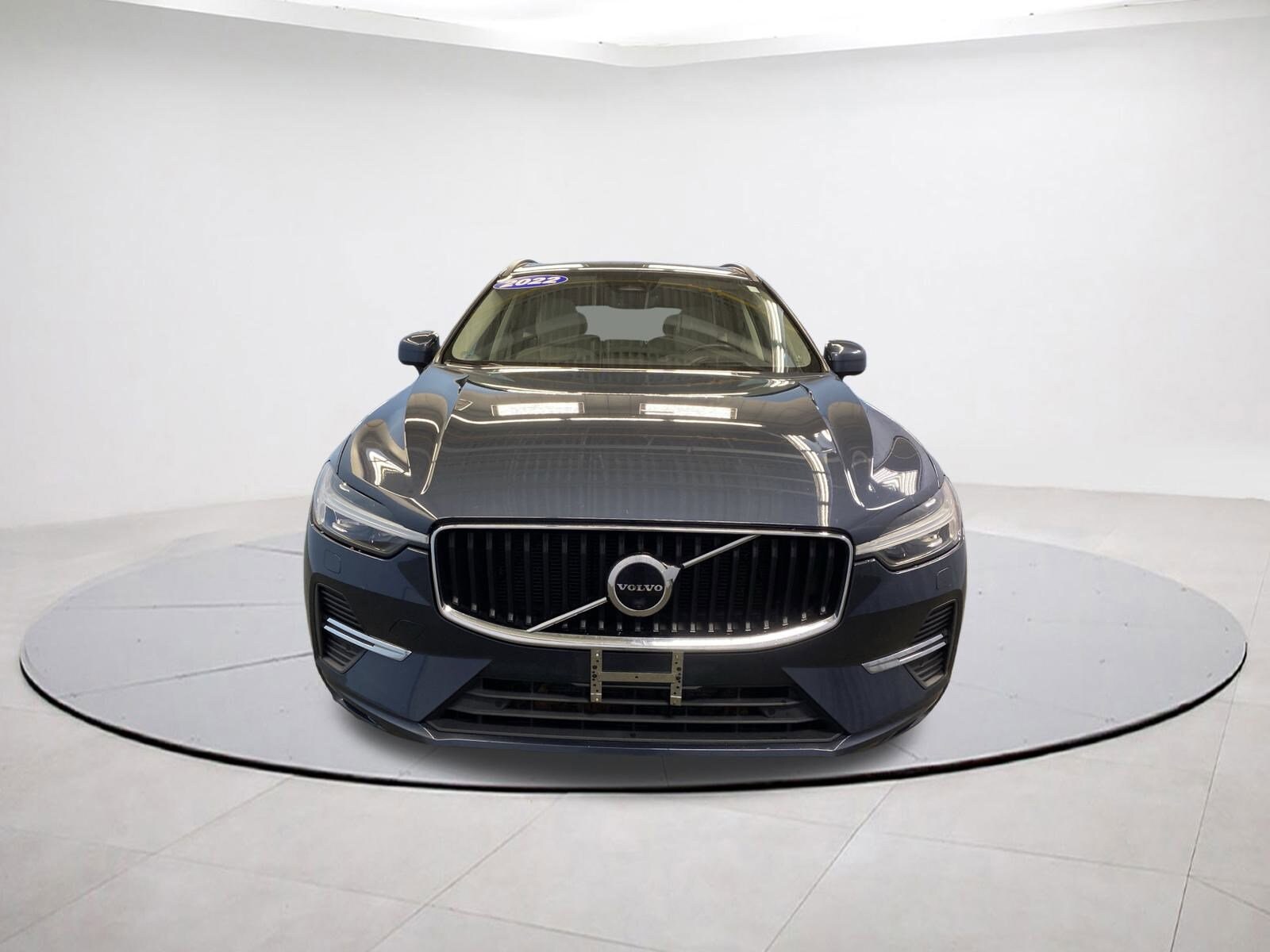 2022 Volvo XC60 Momentum photo 2