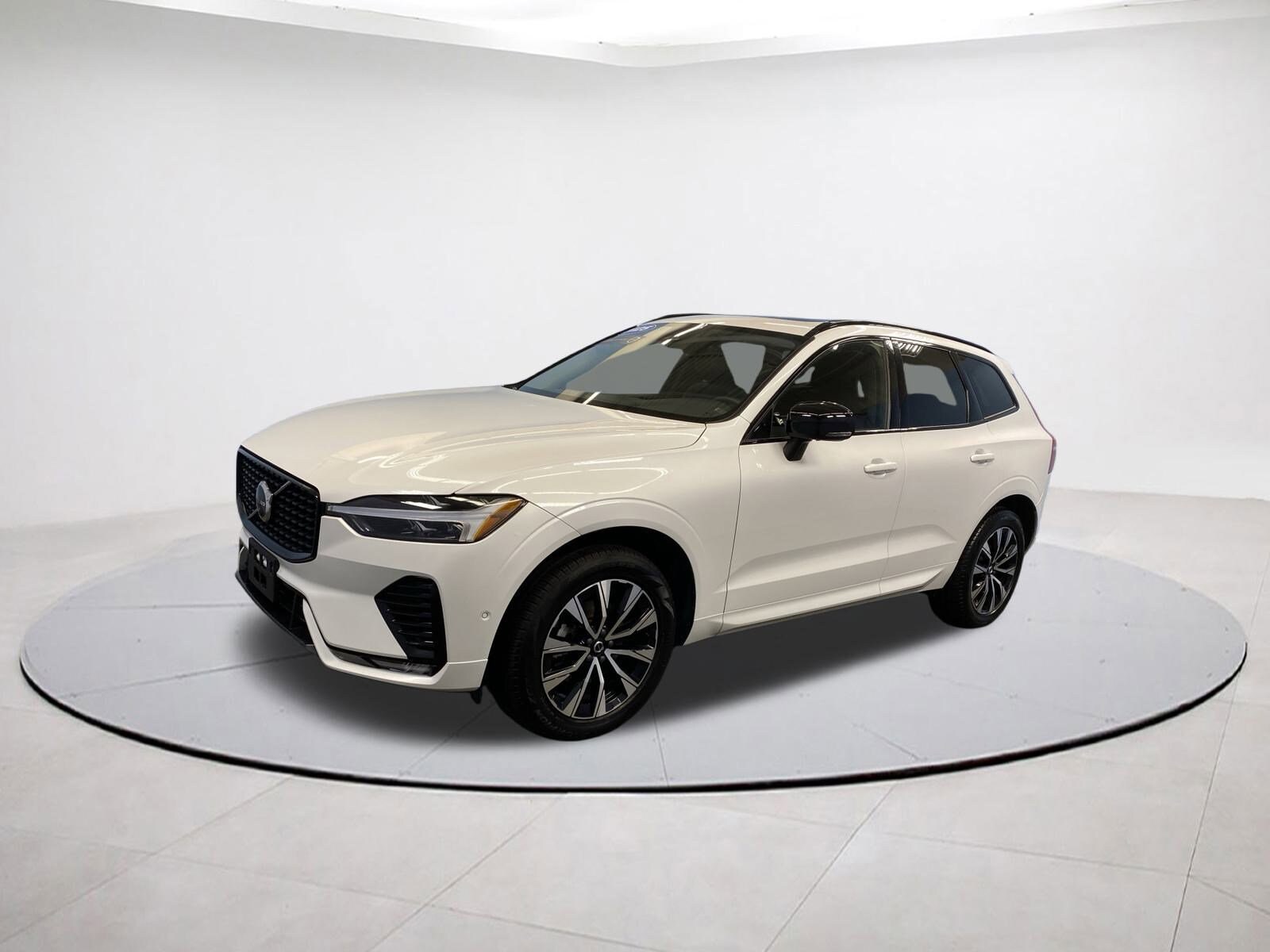 2025 Volvo XC60 Plus photo 3