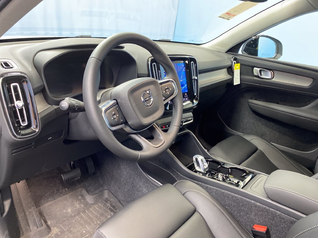 2026 Volvo XC40 Plus - Photo 9