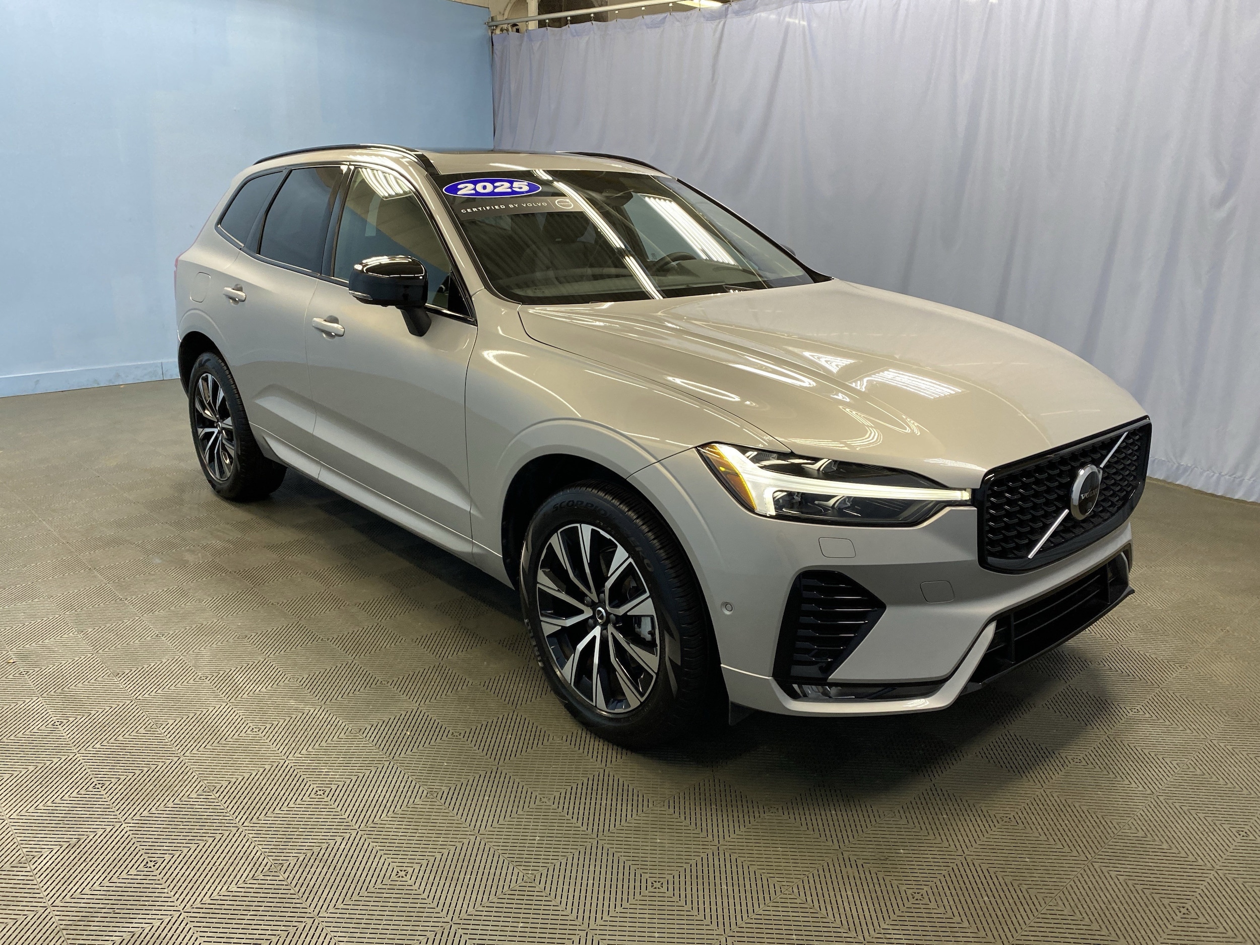 2025 Volvo XC60 Plus's photo