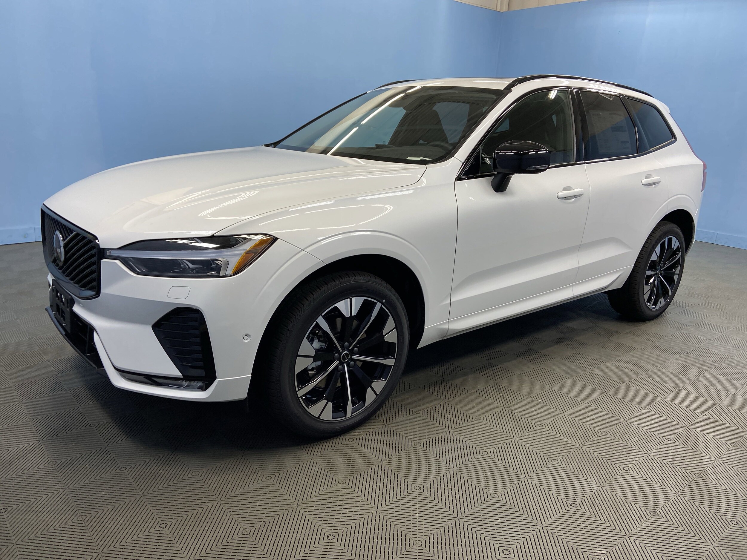 2026 Volvo XC60 B5 Plus photo 2
