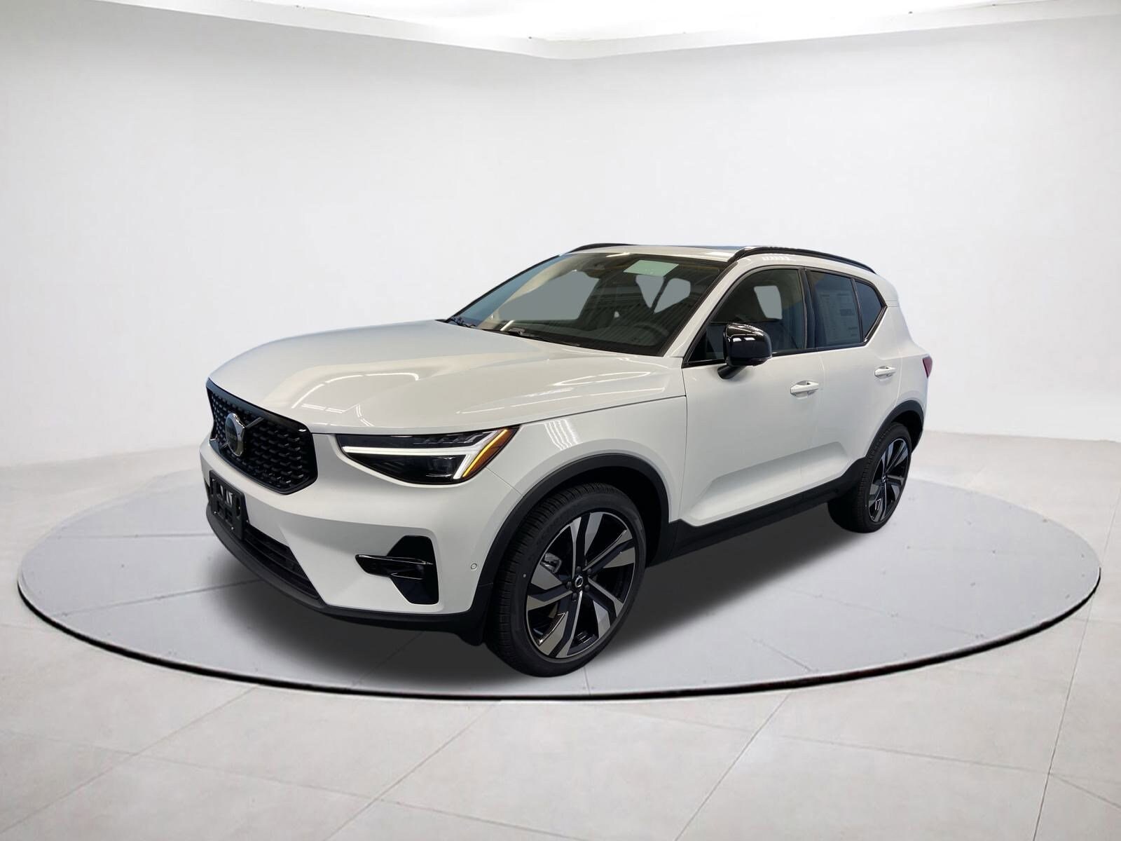 2026 Volvo XC40 photo 3
