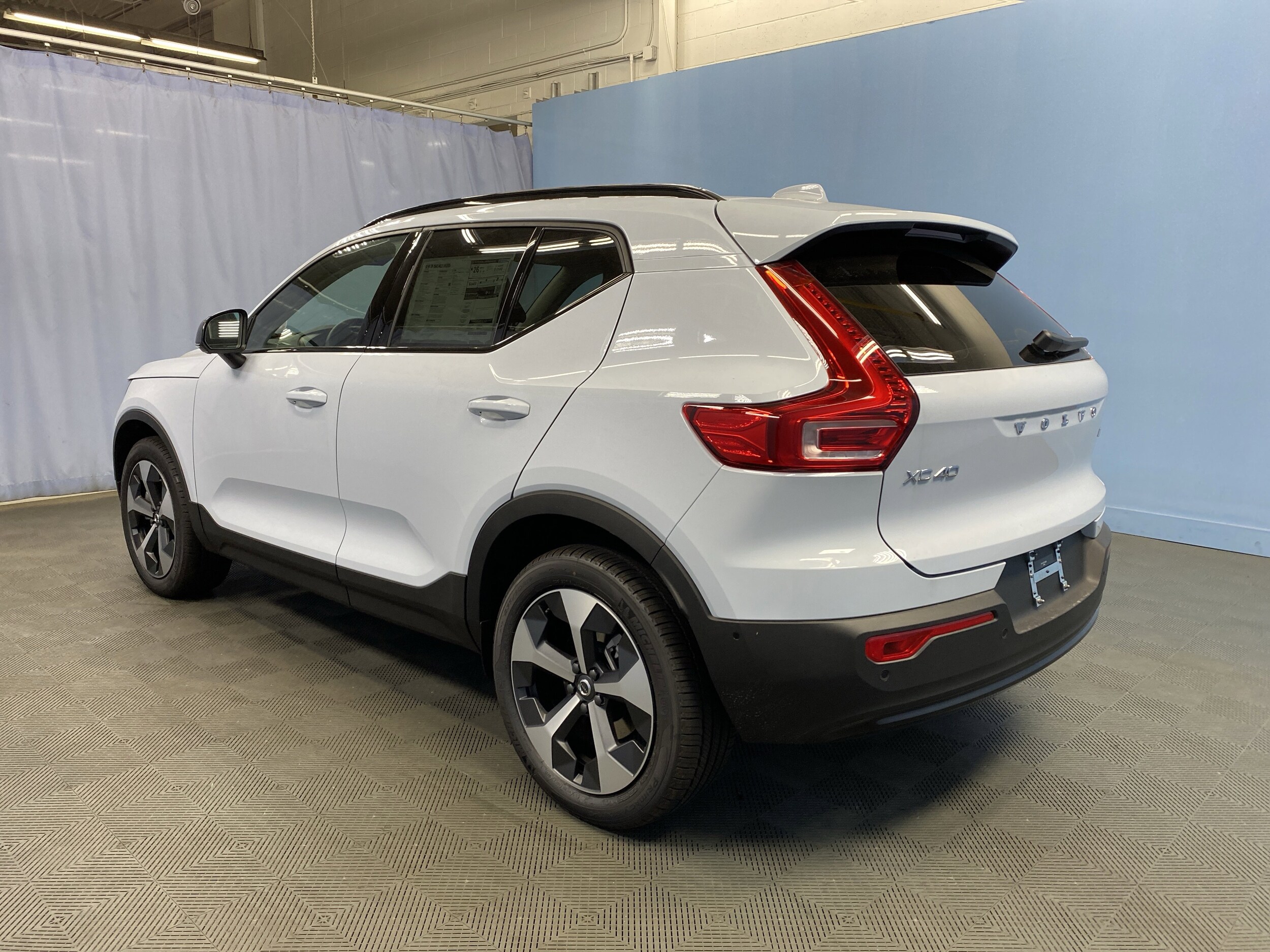 2026 Volvo XC40 Plus photo 4